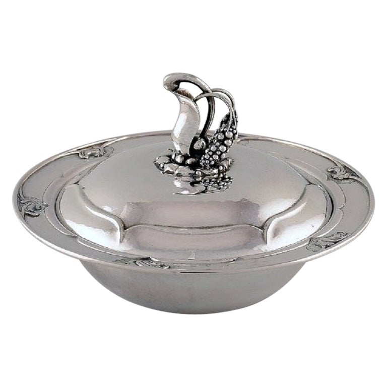 Rara e precoce ciotola con coperchio di Georg Jensen in argento martellato