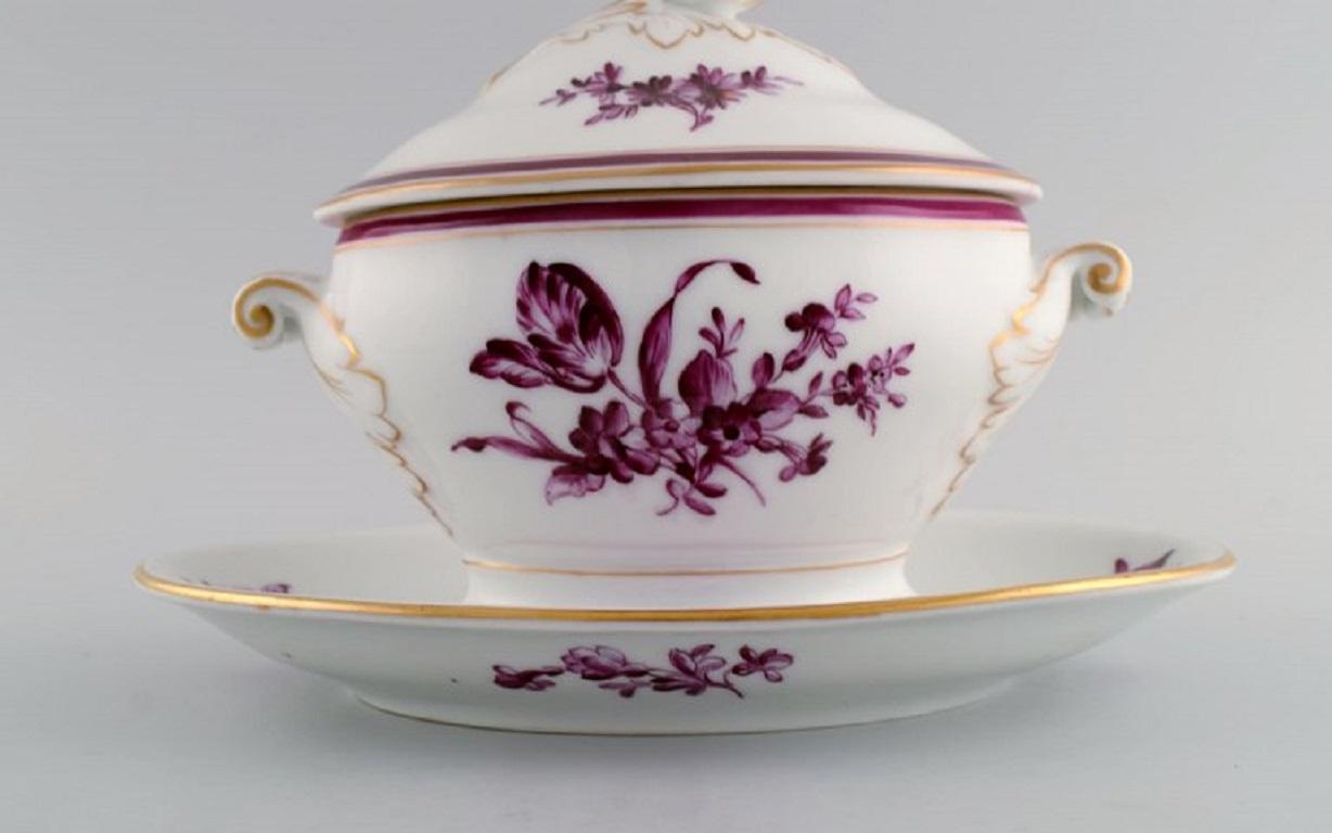 Early and rare Bing & Grøndahl lidded tureen in hand-painted porcelain. In Excellent Condition For Sale In Copenhagen, DK