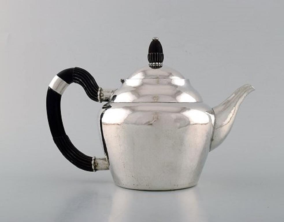 Early and rare Georg Jensen teapot in hammered silver with handle in ebony. Design number 28. Dated 1915-1930.
Measures: 23.5 x 16 cm.
Stamped.
In very good condition.