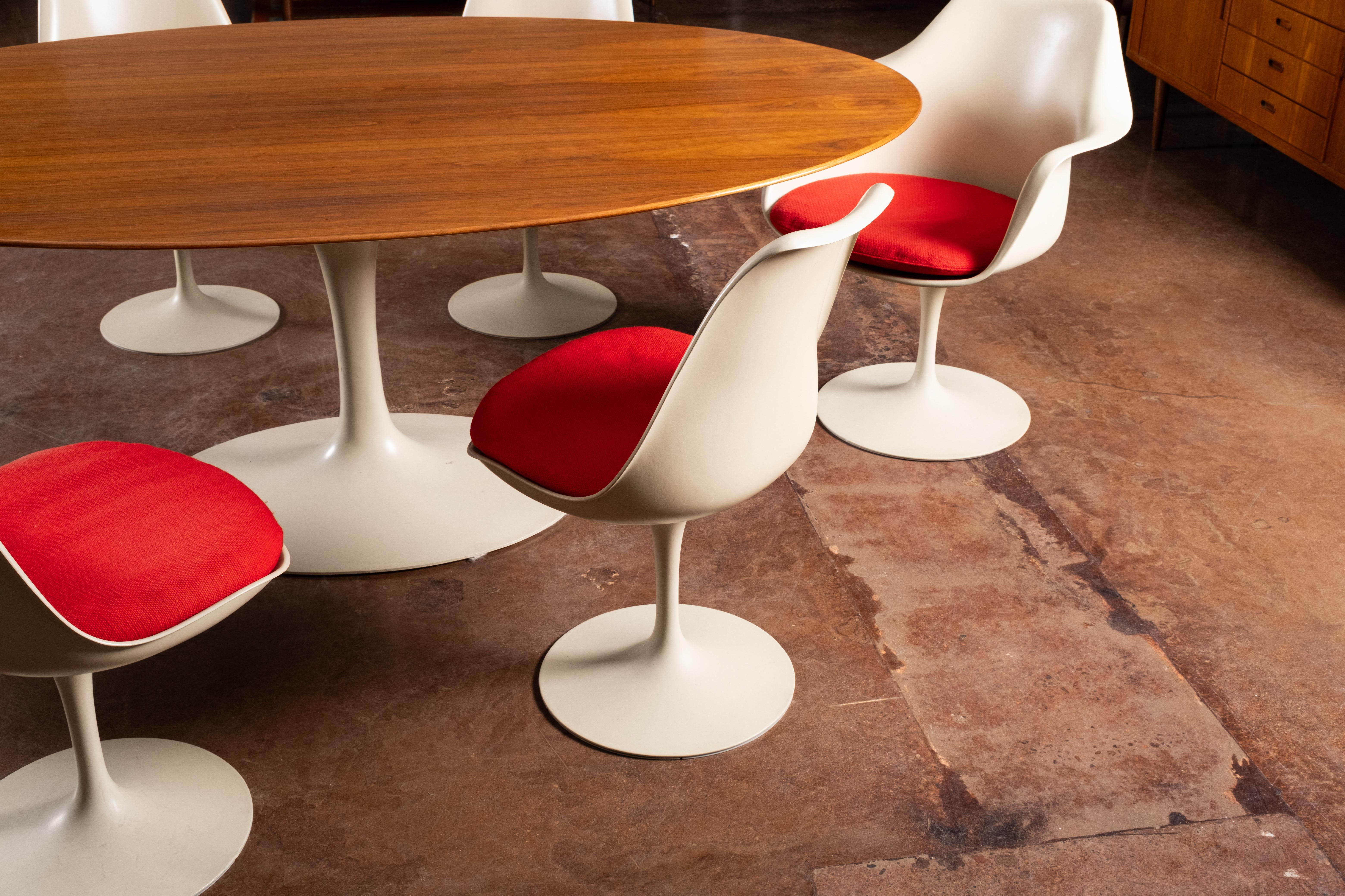 Rare Early Knoll Eero Saarinen Dining Set with 6 Chairs (4 Side Chairs, 2 Arm Chairs) – Cream Shells and Base, Restored Walnut Tabletop

This early and rare dining set by Eero Saarinen for Knoll is a truly exceptional find. Featuring an uncommon