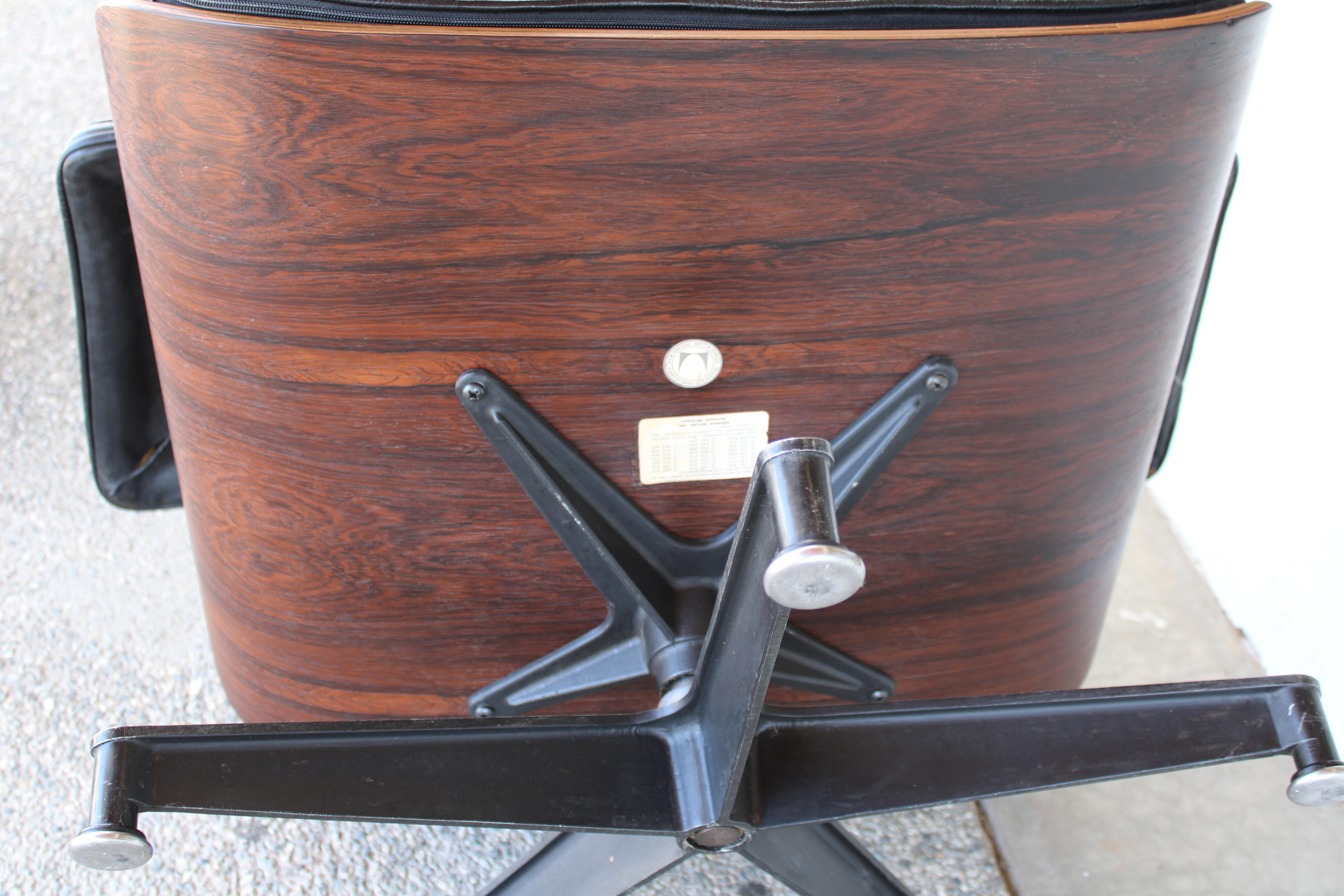 Salón y otomana Ray & Charles Eames, antiguos y raros en venta 3