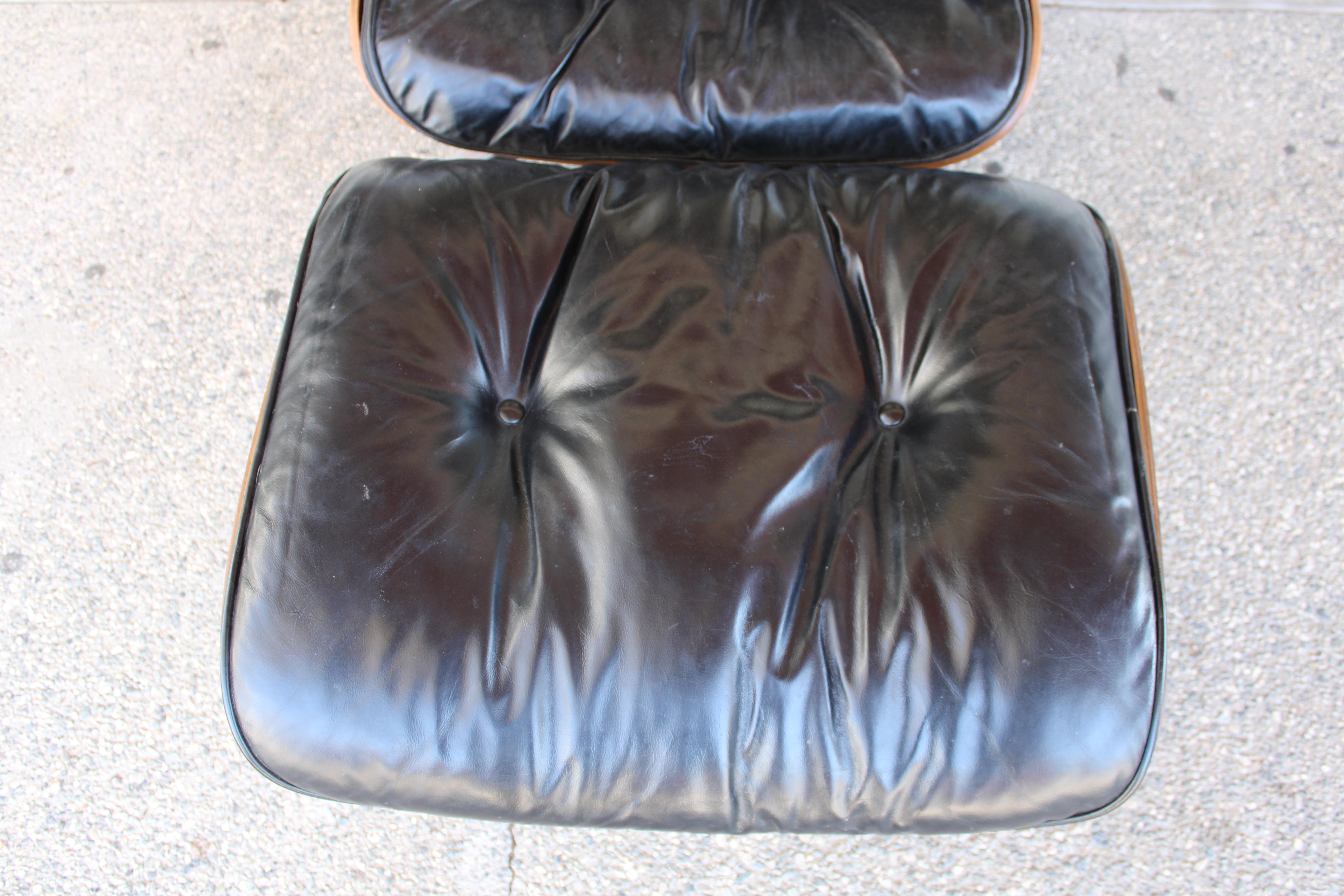 Salón y otomana Ray & Charles Eames, antiguos y raros mediados del siglo XX en venta