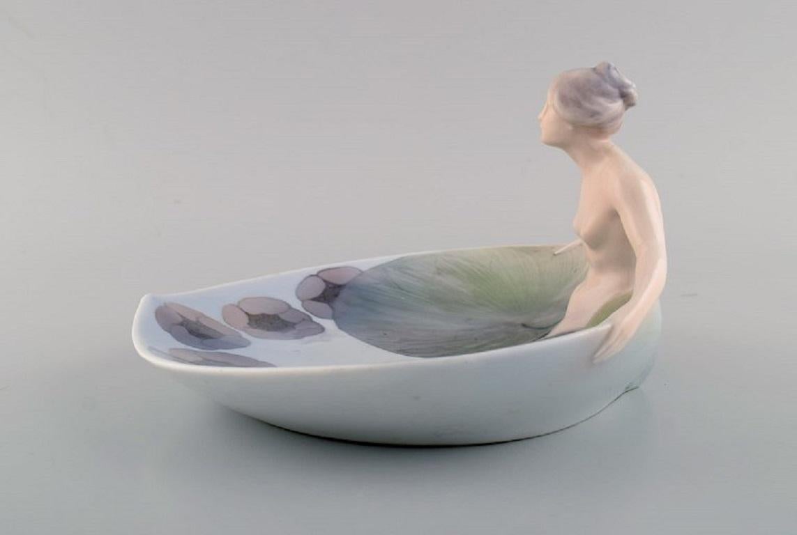 Early and rare Royal Copenhagen Art Nouveau dish in hand-painted porcelain. Naked woman and water lilies. Early 20th century.
Measures: 20.5 x 12 cm.
In excellent condition.
Stamped.
1st factory quality.