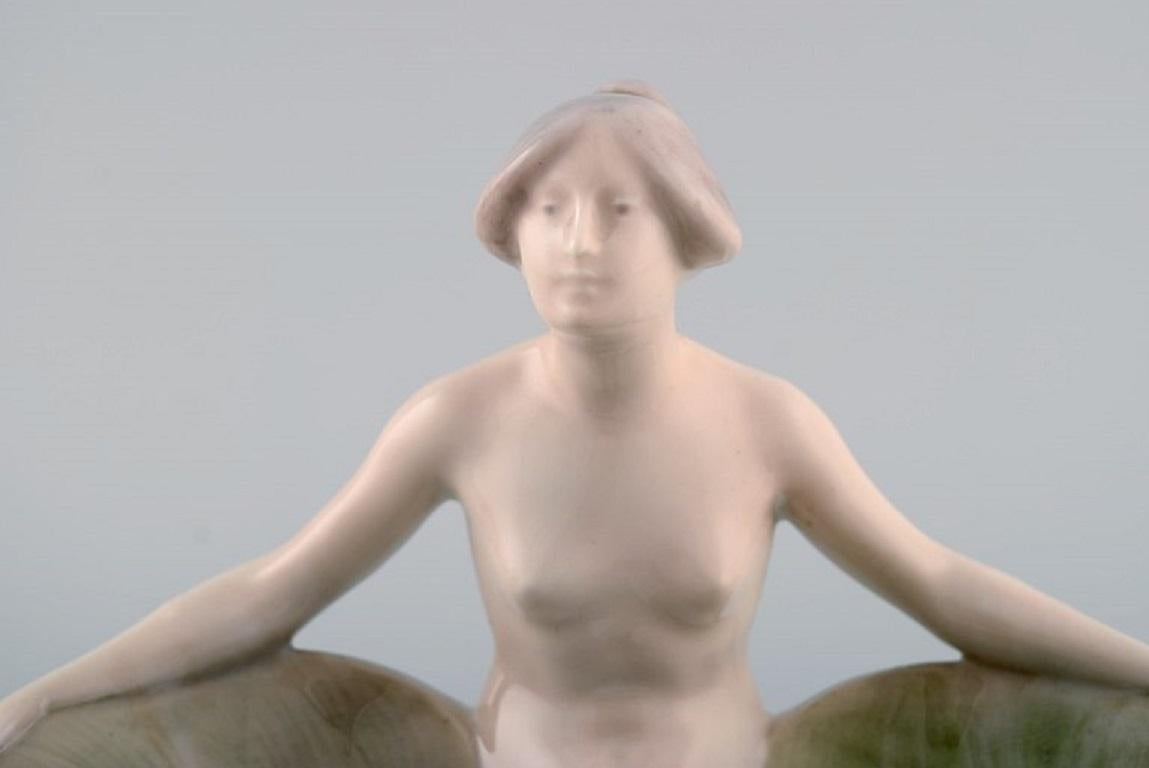 Porcelaine Plat Art nouveau royal de Copenhague rare avec une figure féminine nue en vente