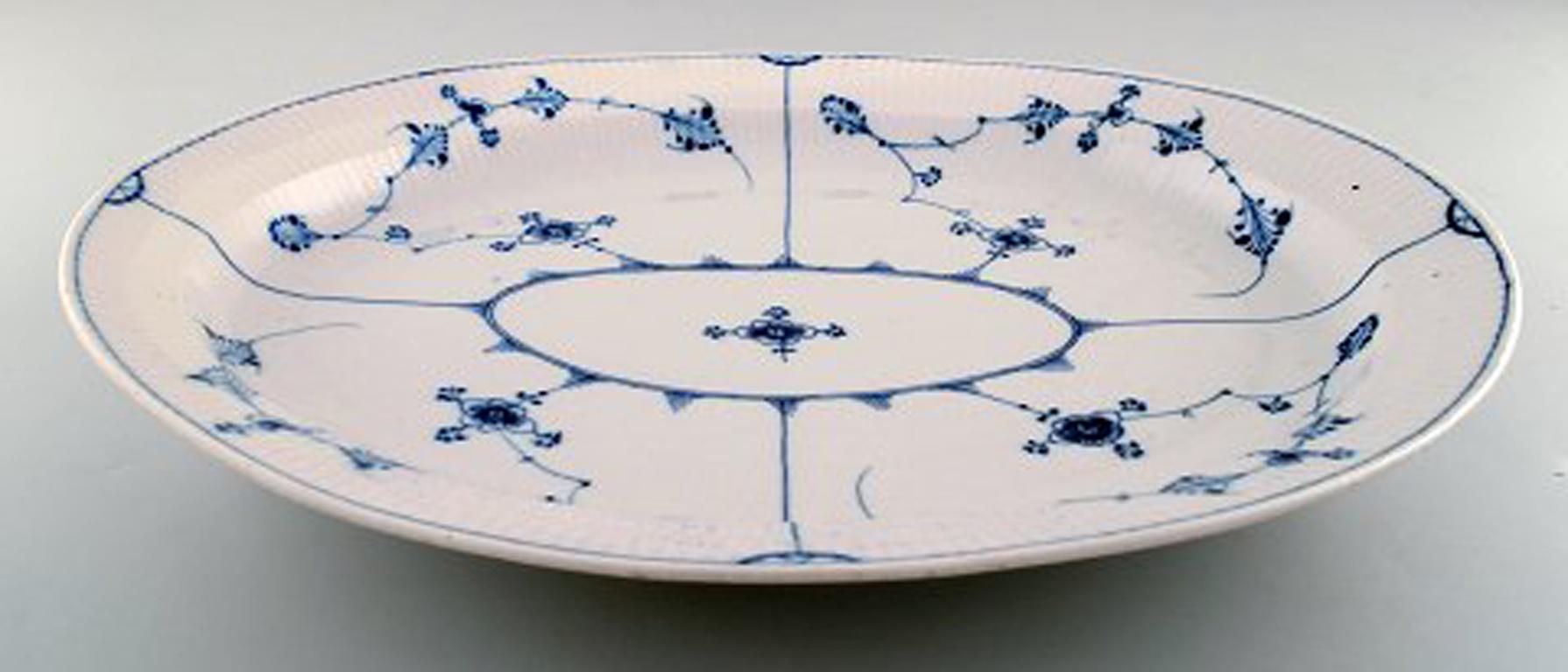 Ancien et rare grand plat ovale de Royal Copenhagen en qualité musée. Début du 19e siècle.
Mesures : 44 x 36 x 6 cm.
En très bon état.