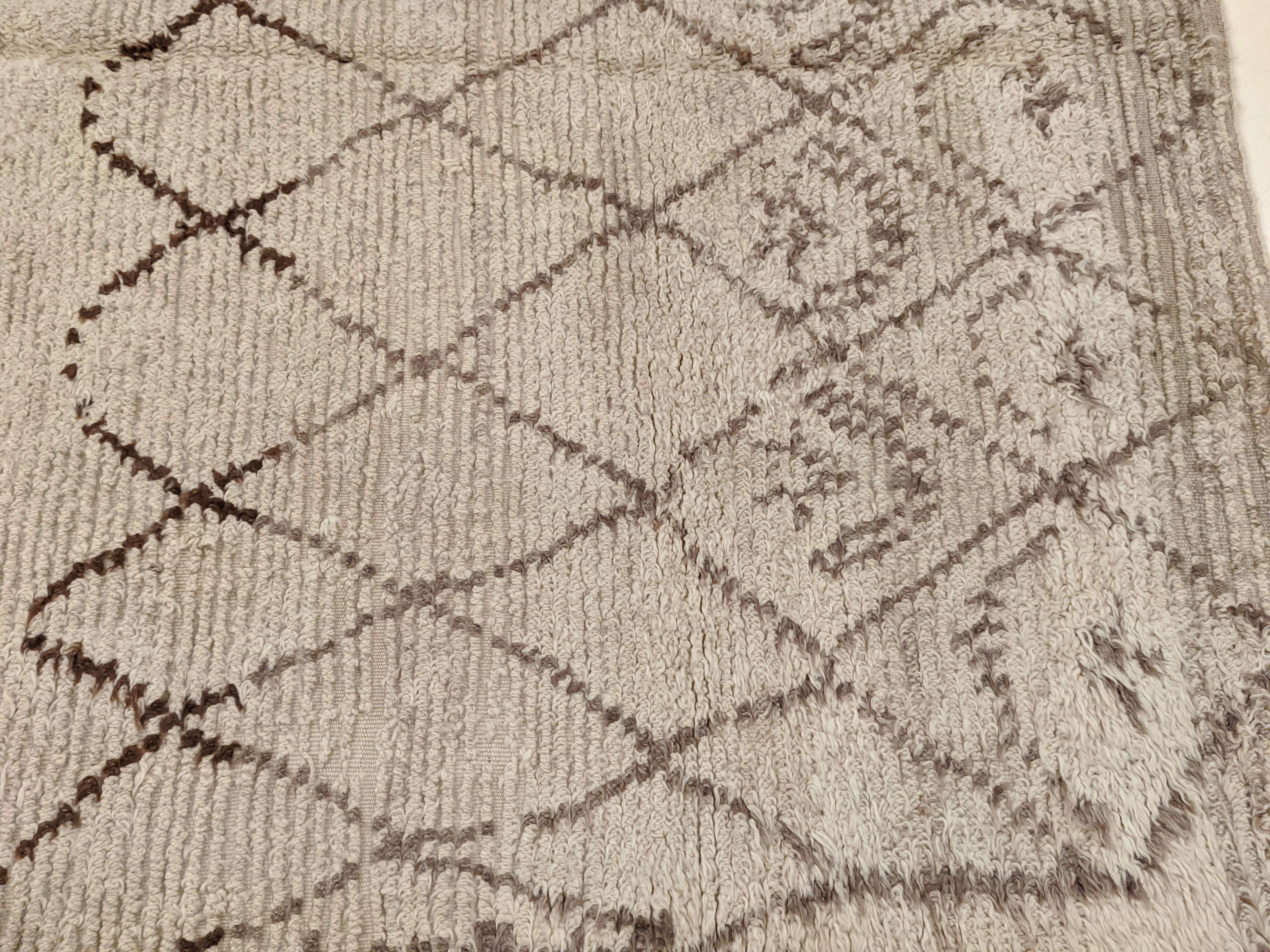 Früher und ungewöhnlicher marokkanischer Berberteppich mit Schlingenflor Beni Ouarain (Handgeknüpft) im Angebot