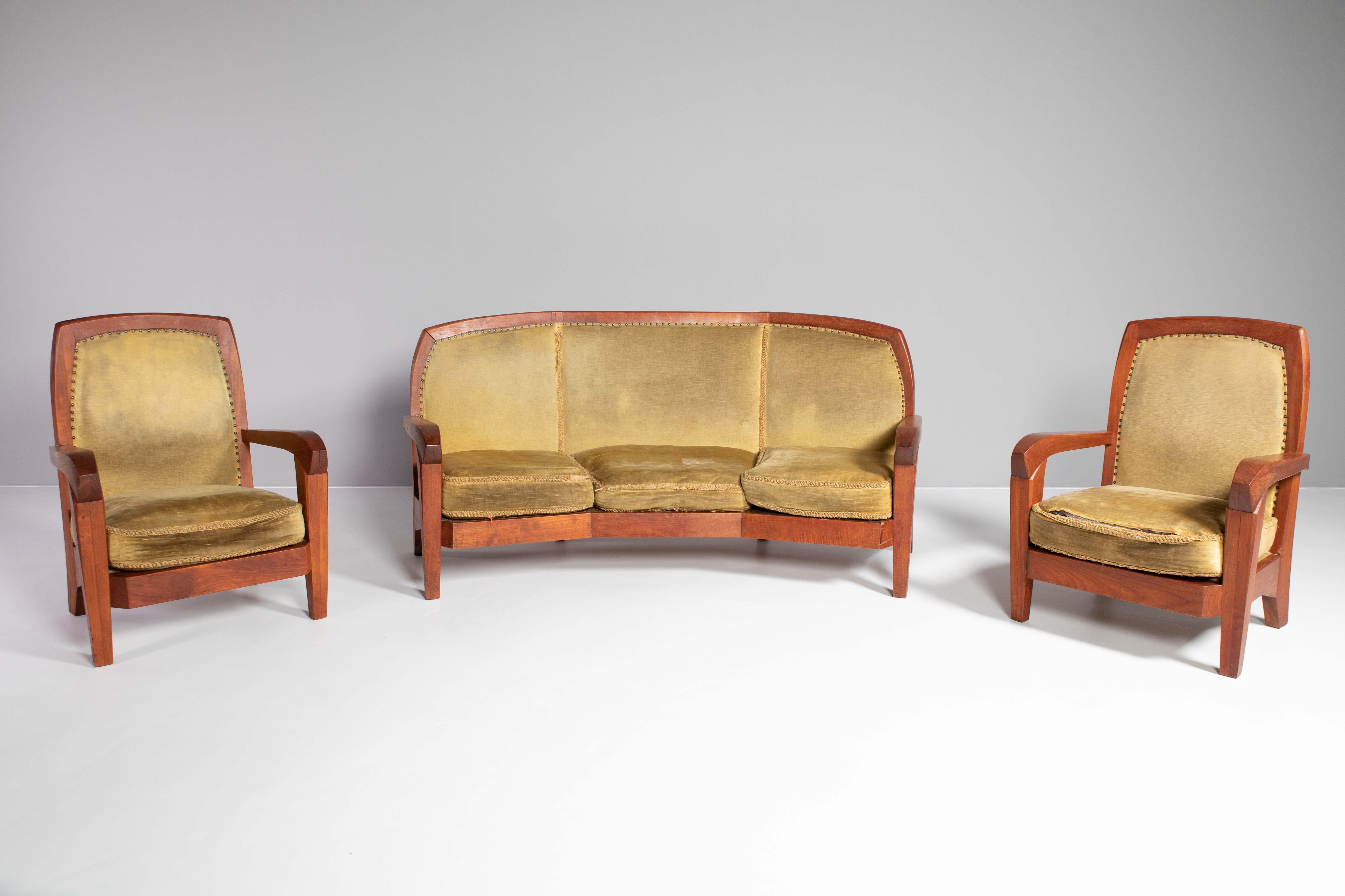 The ensemble includes two armchairs and a slightly curved sofa, also with armrests.

The furniture was last located in Haarlem in the house of Dirk Jan Metz, three of the photographs show the seating group in his house.

According to information