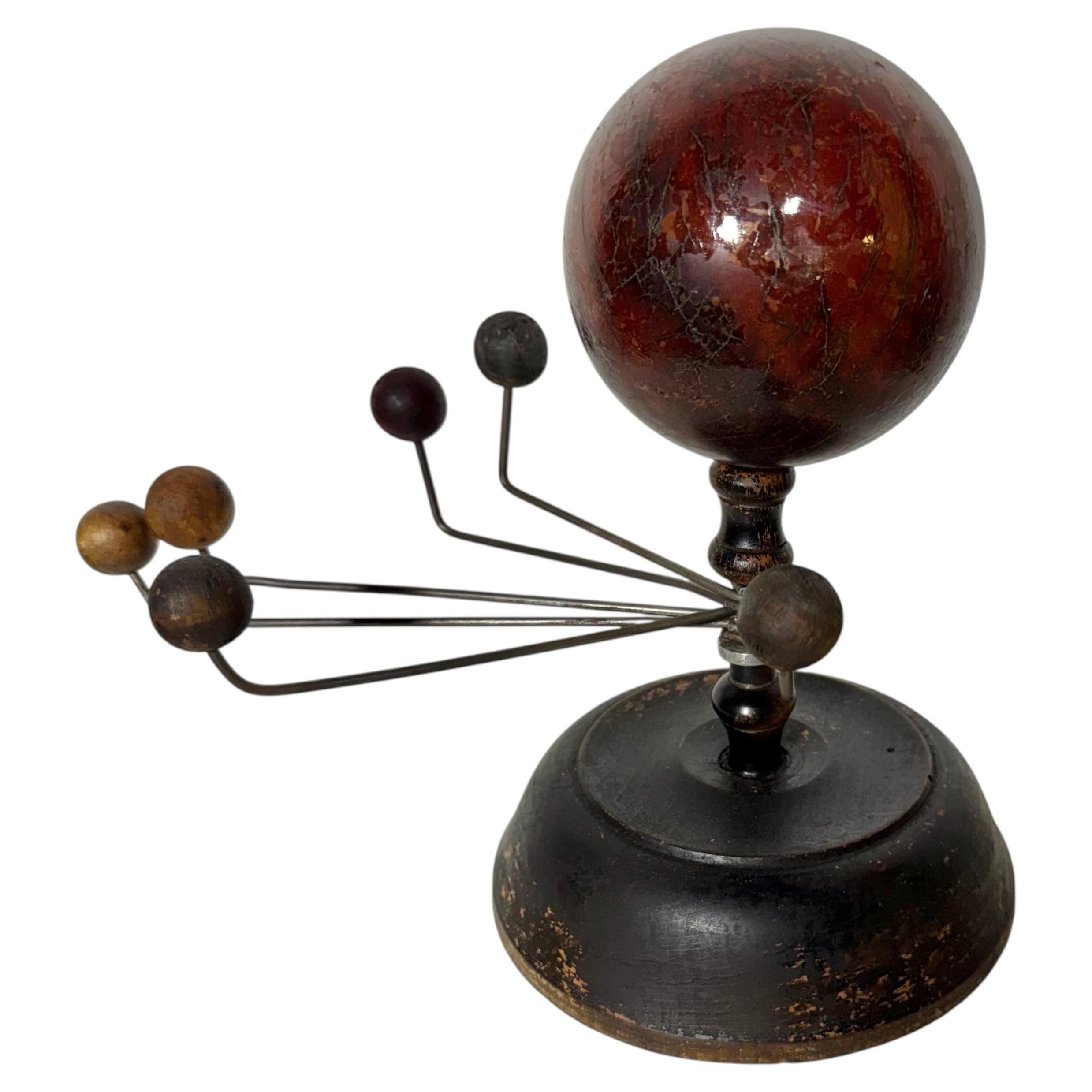Frühe antike Orrery-Modelle mit 6 Planeten, groß, aus Holz, mit roter Sonne.