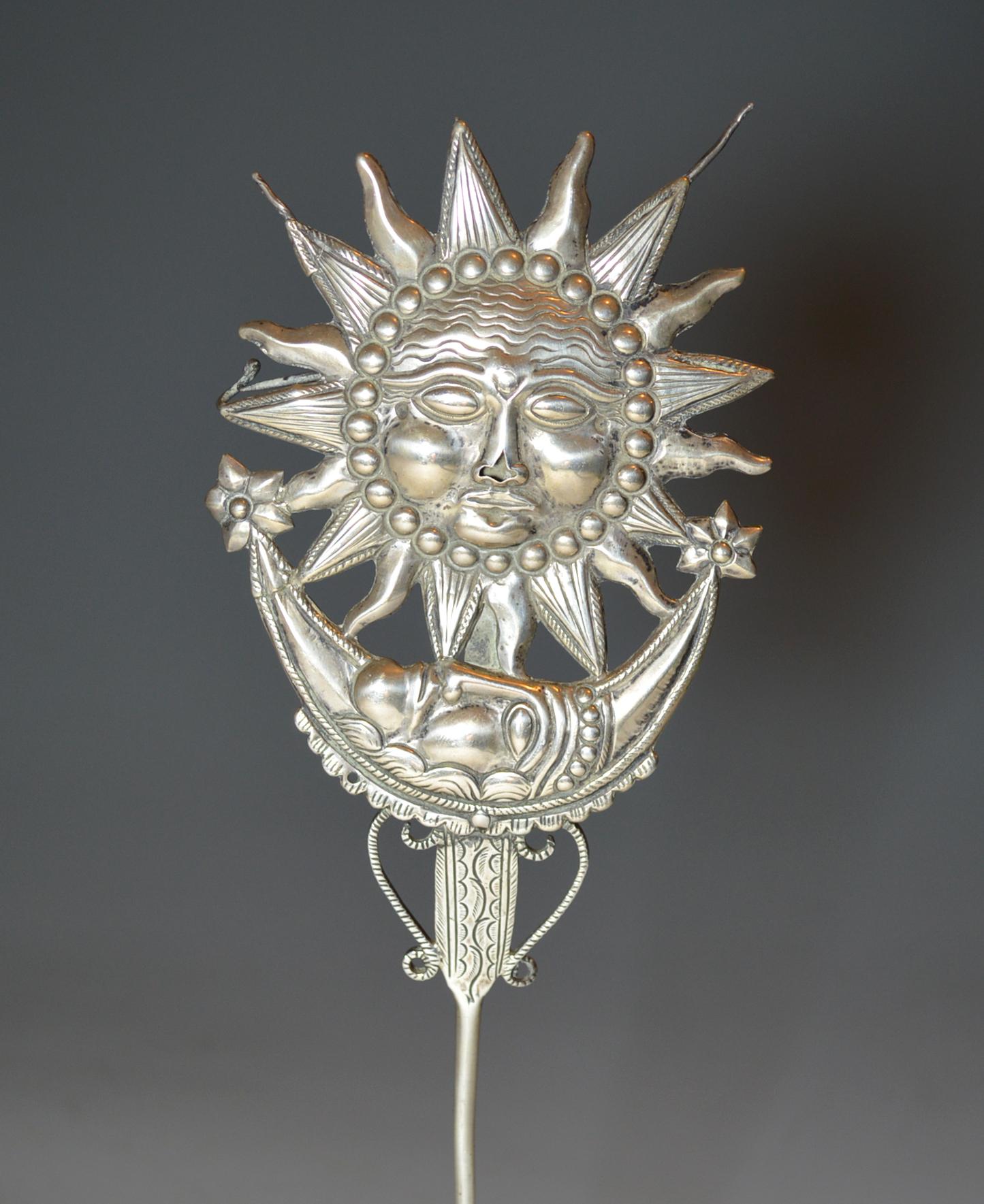 Antique Andean Colonial silver sun moon TUPU 18th-19th century, Bolivia.

A early colonial sun silver moon Tupu.

The Tupu is used for fastening a manta or shawl and comes for Pre Columbian times 

Period Late 18th early-19th century.

Measures: