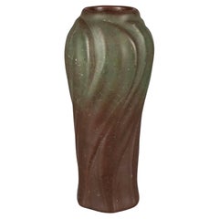 Vase en forme de tourbillon Arts & Crafts Van Briggle Art Pottery, début de siècle, vers 1910