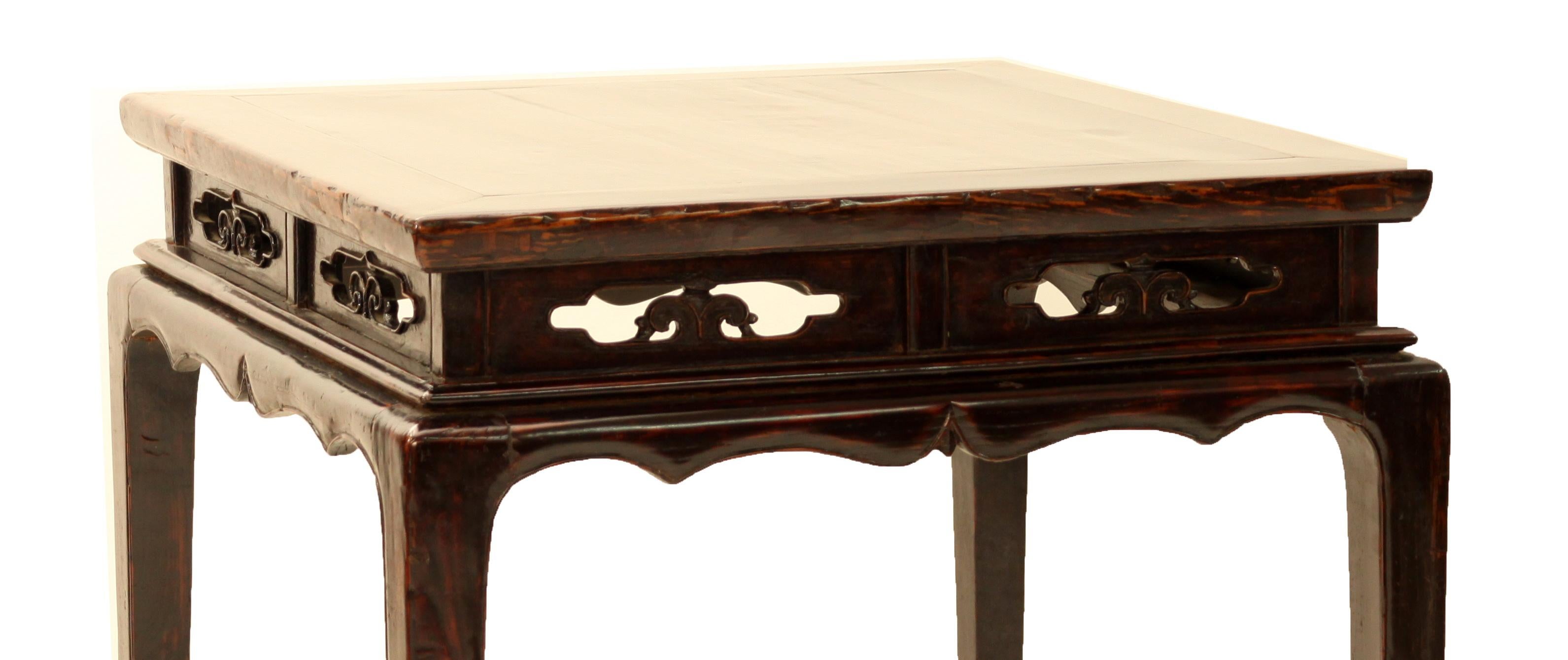 Superb incense table

The floating top panel enclosed with a frame with an ice-plate edge, above a high waist pierced with open cartouches decorated with carved foliage and cusped curvilinear apron, supported on straight corner legs ending in