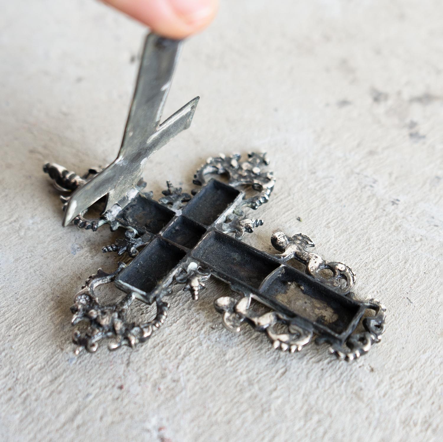 Early Antique Engraved Silver Crucifix, Reliquary Cross Box Pendant 17th Century For Sale 3