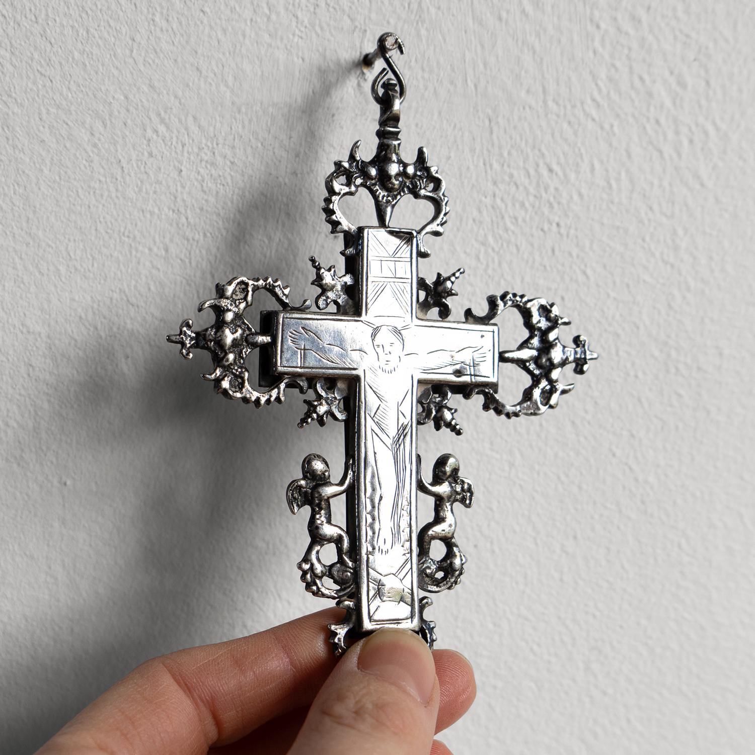 Renaissance Early Antique Engraved Silver Crucifix, Reliquary Cross Box Pendant 17th Century For Sale