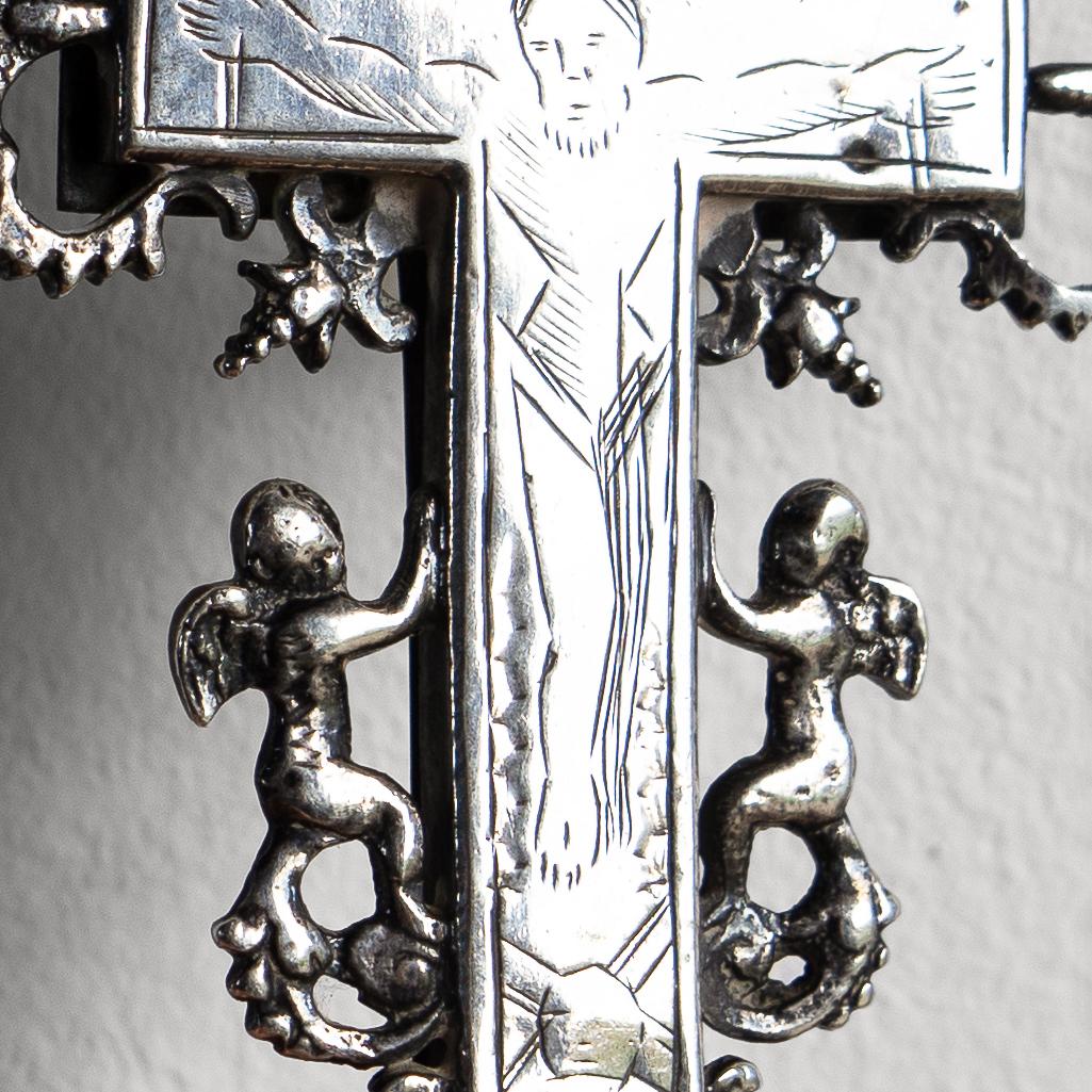 Hand-Carved Early Antique Engraved Silver Crucifix, Reliquary Cross Box Pendant 17th Century For Sale