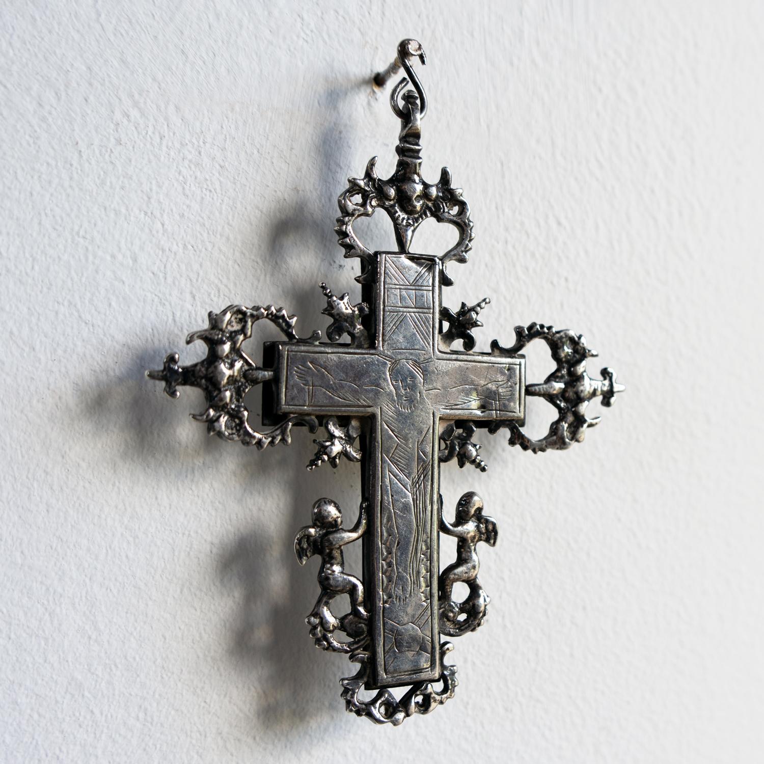 Early Antique Engraved Silver Crucifix, Reliquary Cross Box Pendant 17th Century In Good Condition For Sale In Bristol, GB