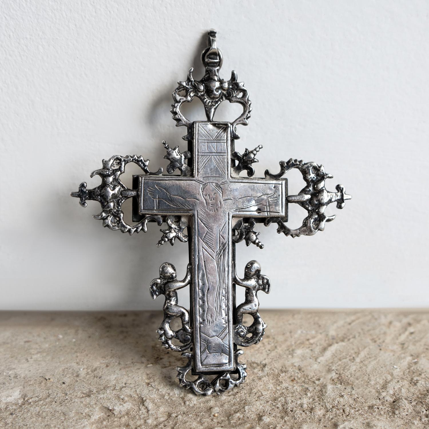 Early Antique Engraved Silver Crucifix, Reliquary Cross Box Pendant 17th Century For Sale 2