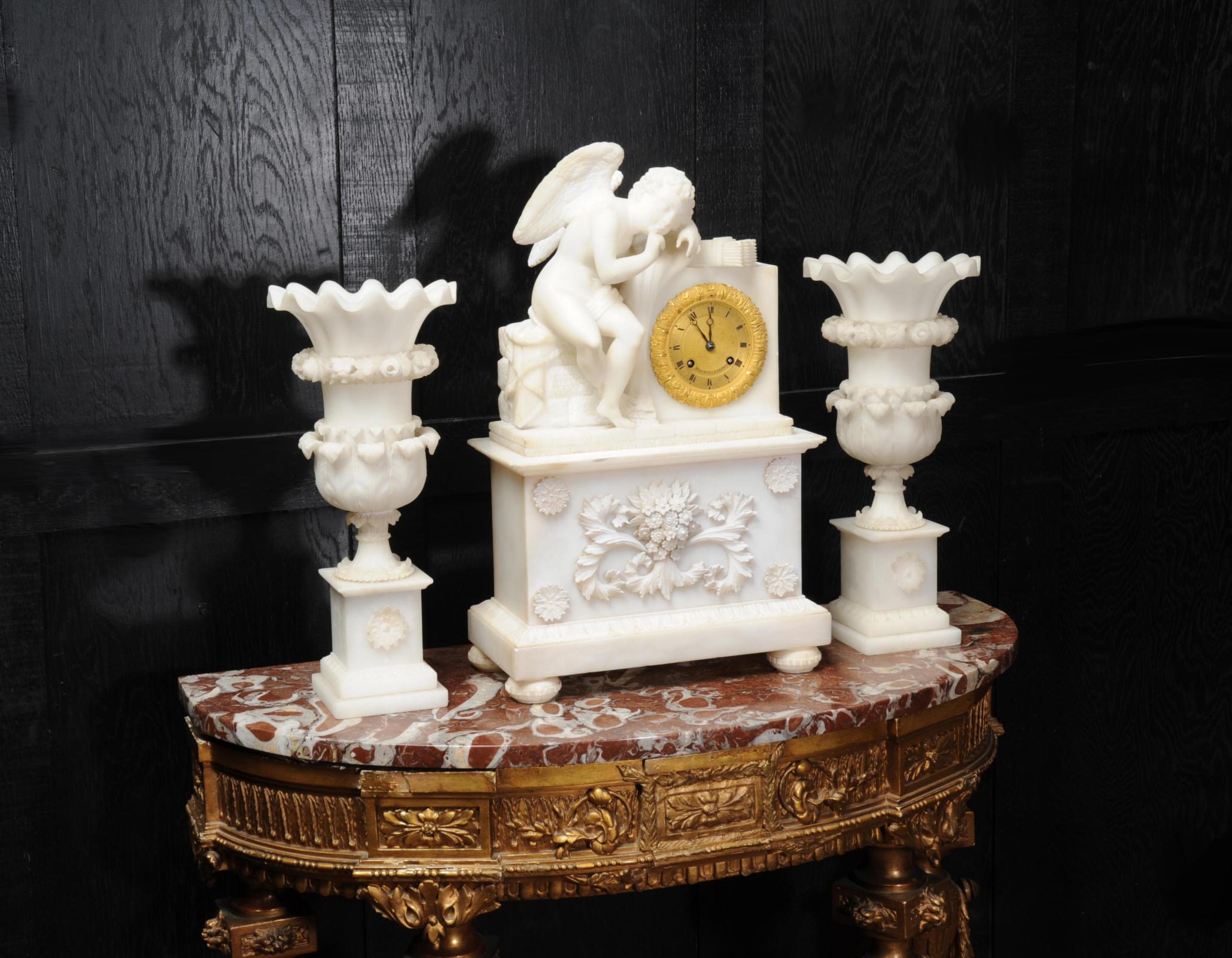 Frühes antikes französisches Alabaster-Uhrset, Cupid L'Amour Menaçant nach Falconet im Angebot 3