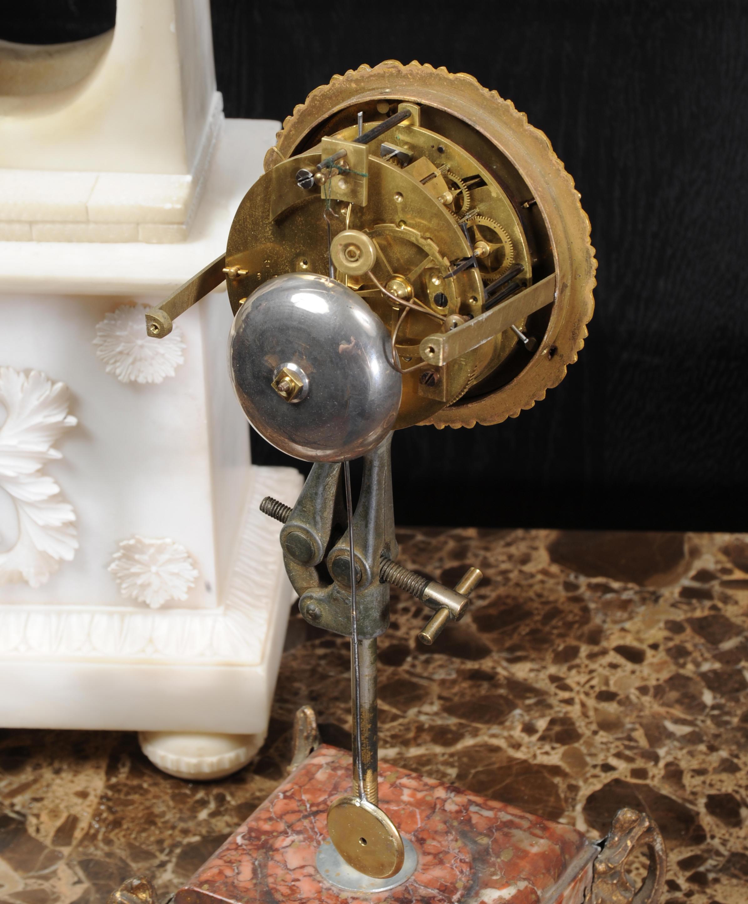 Frühes antikes französisches Alabaster-Uhrset, Cupid L'Amour Menaçant nach Falconet im Angebot 8