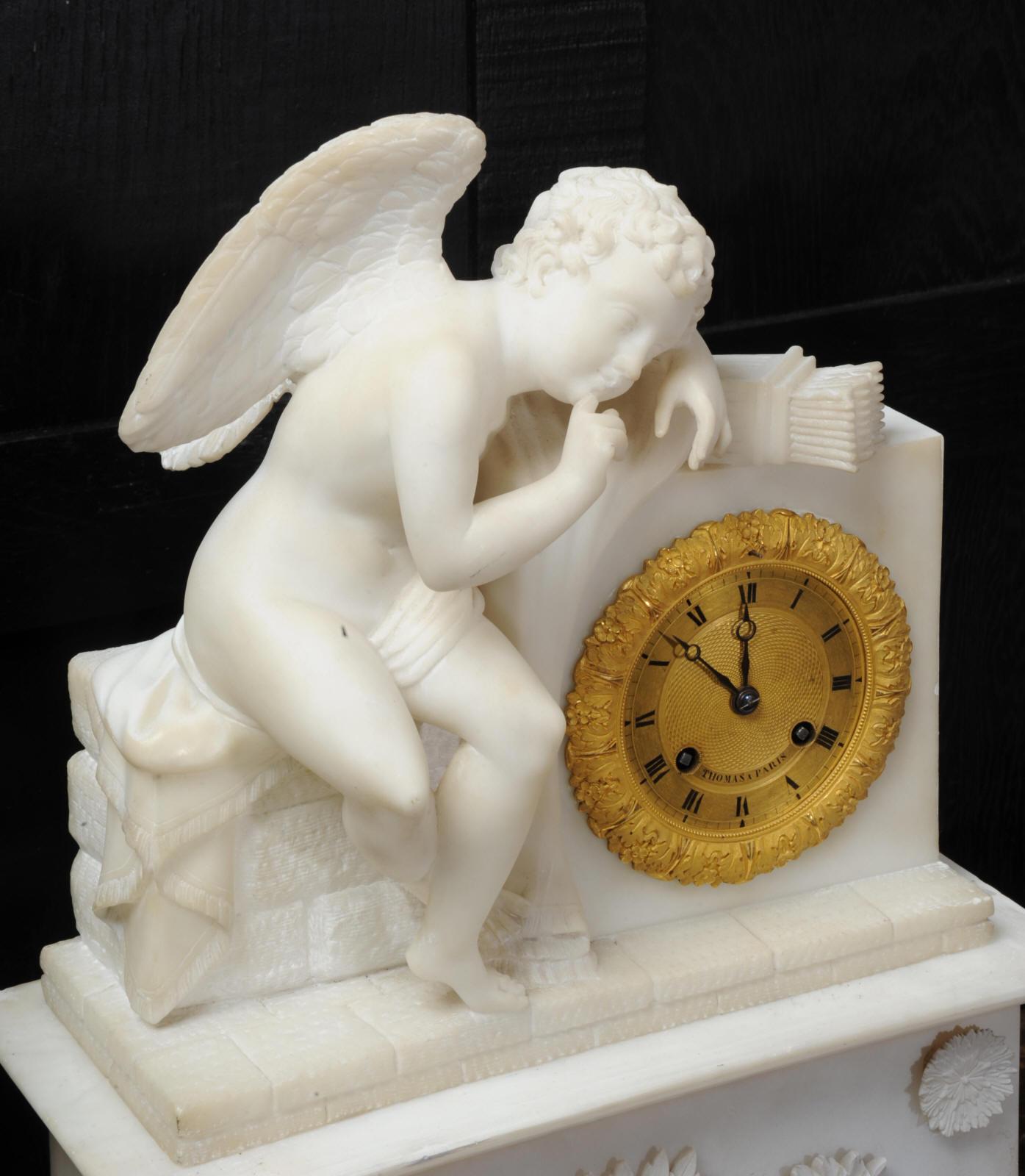 Restauration Ensemble d'horloges en albâtre françaises anciennes de Cupidon L'Amour Menaçant d'après Falconet en vente
