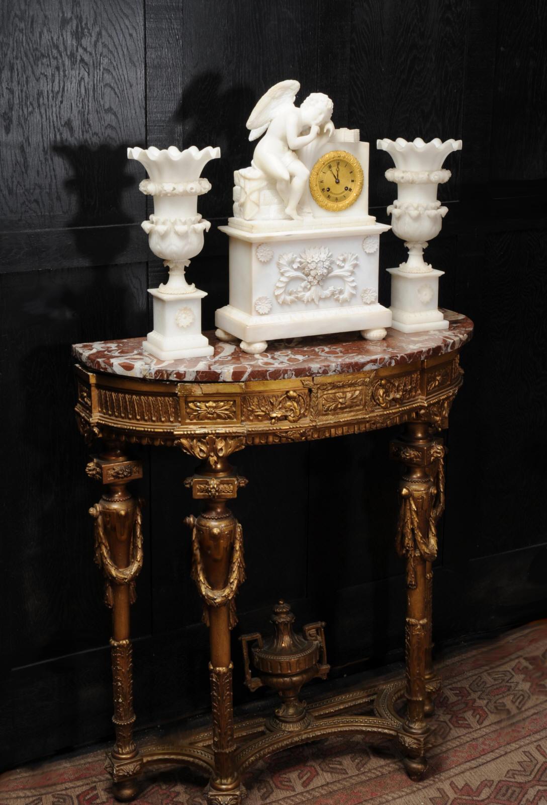 Frühes antikes französisches Alabaster-Uhrset, Cupid L'Amour Menaçant nach Falconet (Französisch) im Angebot