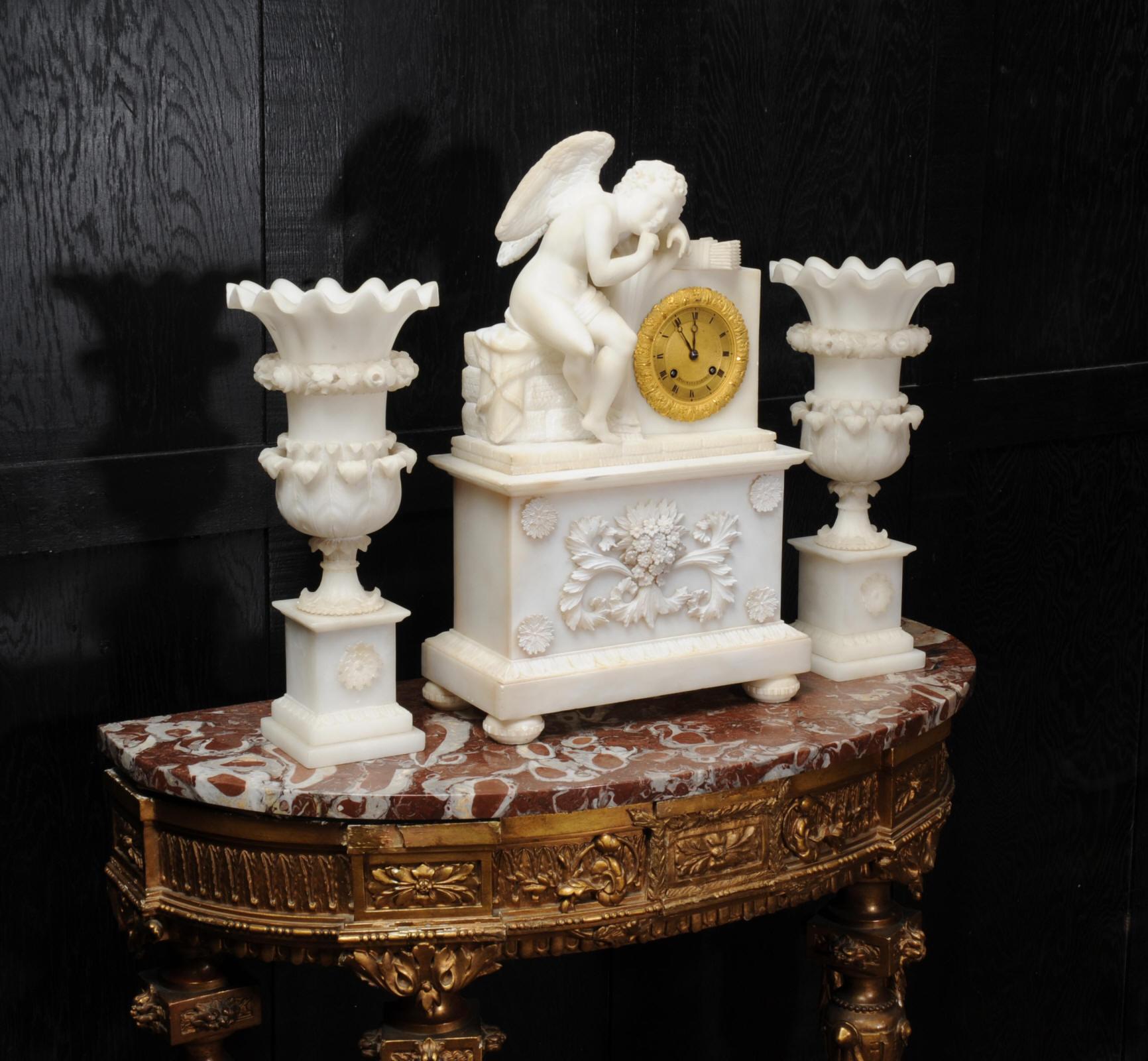 Sculpté Ensemble d'horloges en albâtre françaises anciennes de Cupidon L'Amour Menaçant d'après Falconet en vente