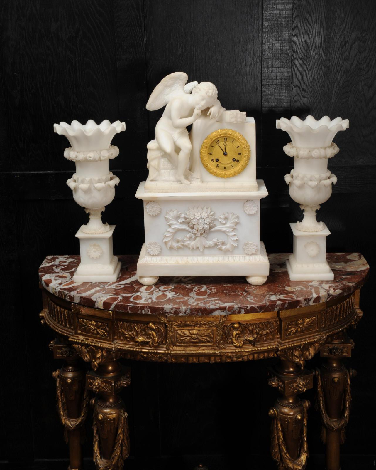 Albâtre Ensemble d'horloges en albâtre françaises anciennes de Cupidon L'Amour Menaçant d'après Falconet en vente