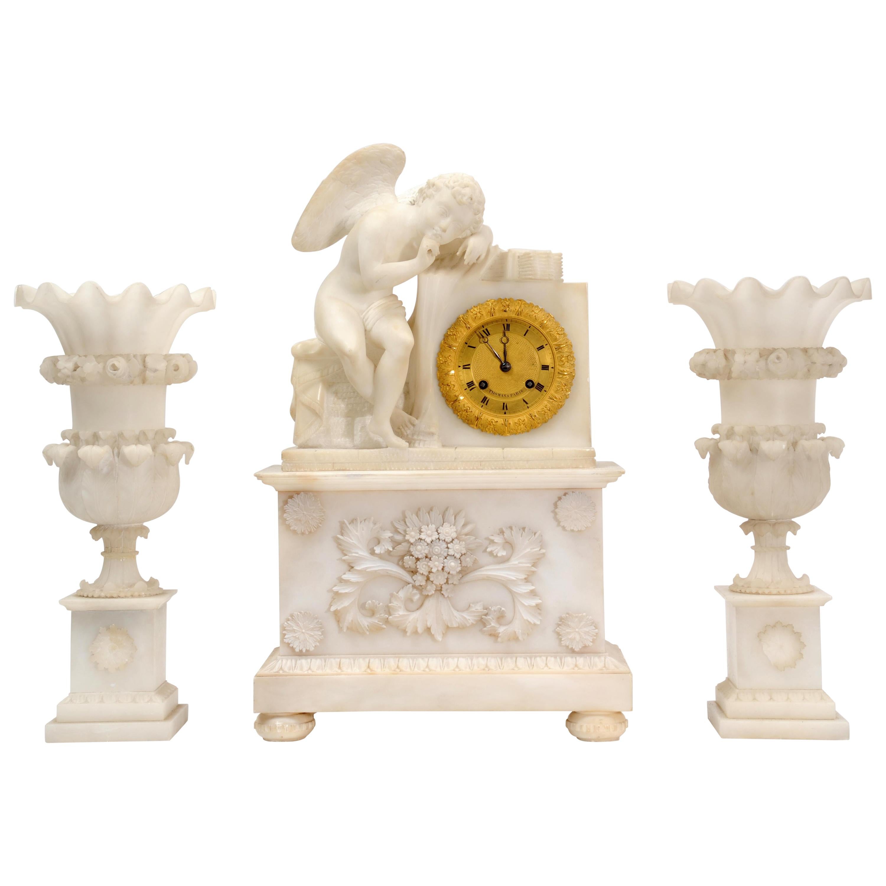 Ensemble d'horloges en albâtre françaises anciennes de Cupidon L'Amour Menaçant d'après Falconet en vente