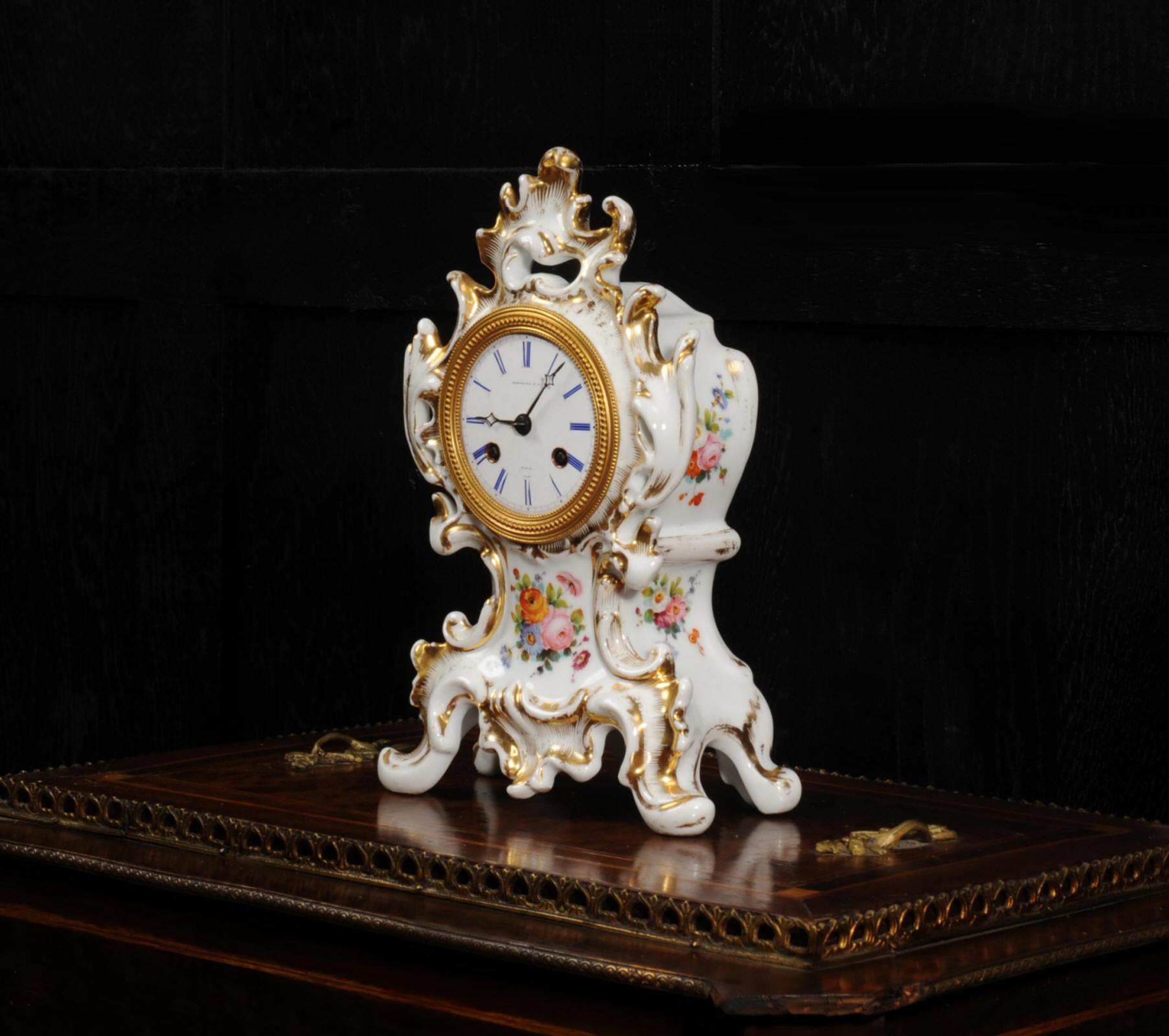 Frühe antike französische Boudoir-Uhr aus Rokoko-Porzellan (Handbemalt) im Angebot
