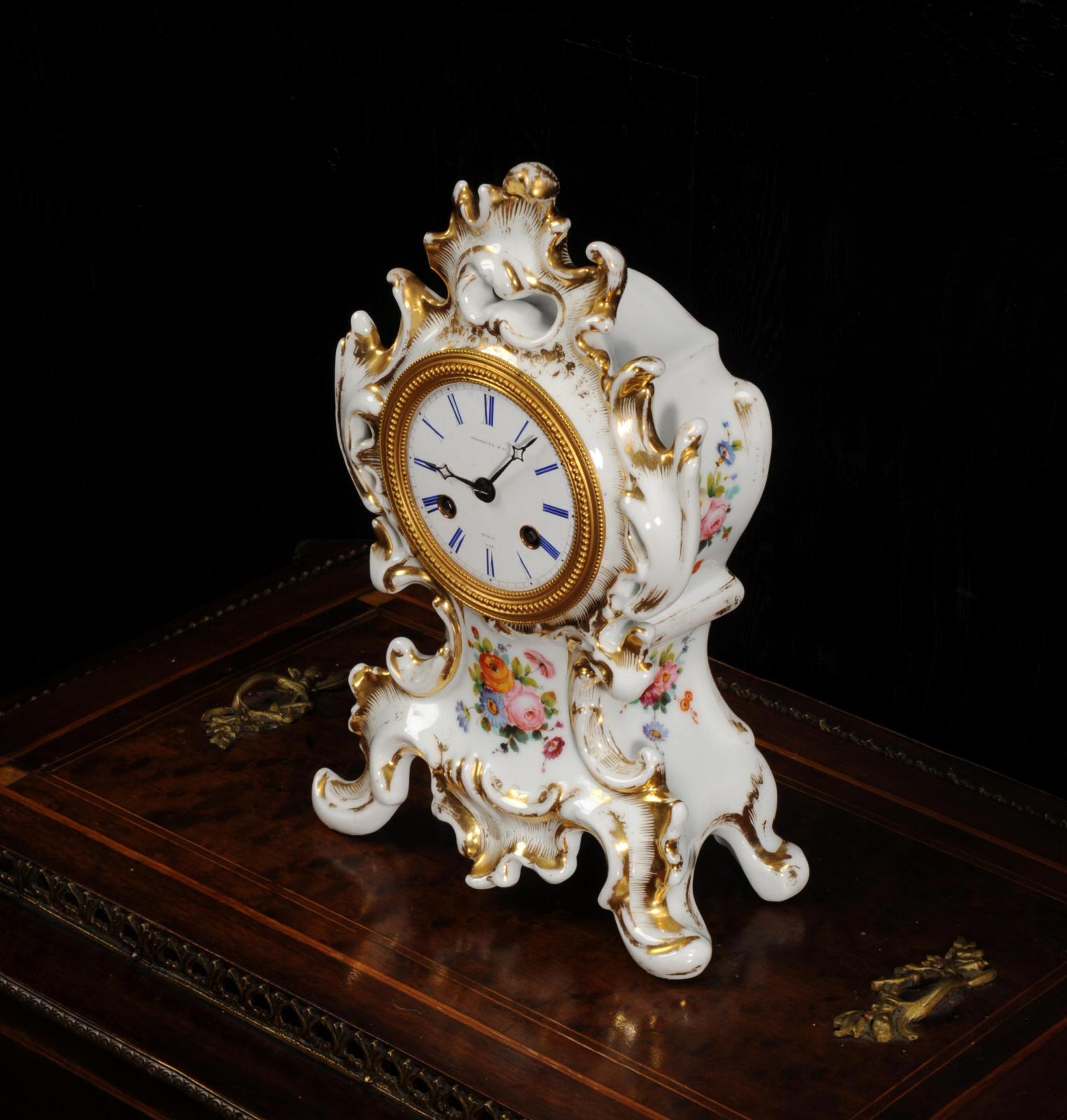 Ancienne horloge de boudoir en porcelaine rococo française Bon état - En vente à Belper, Derbyshire