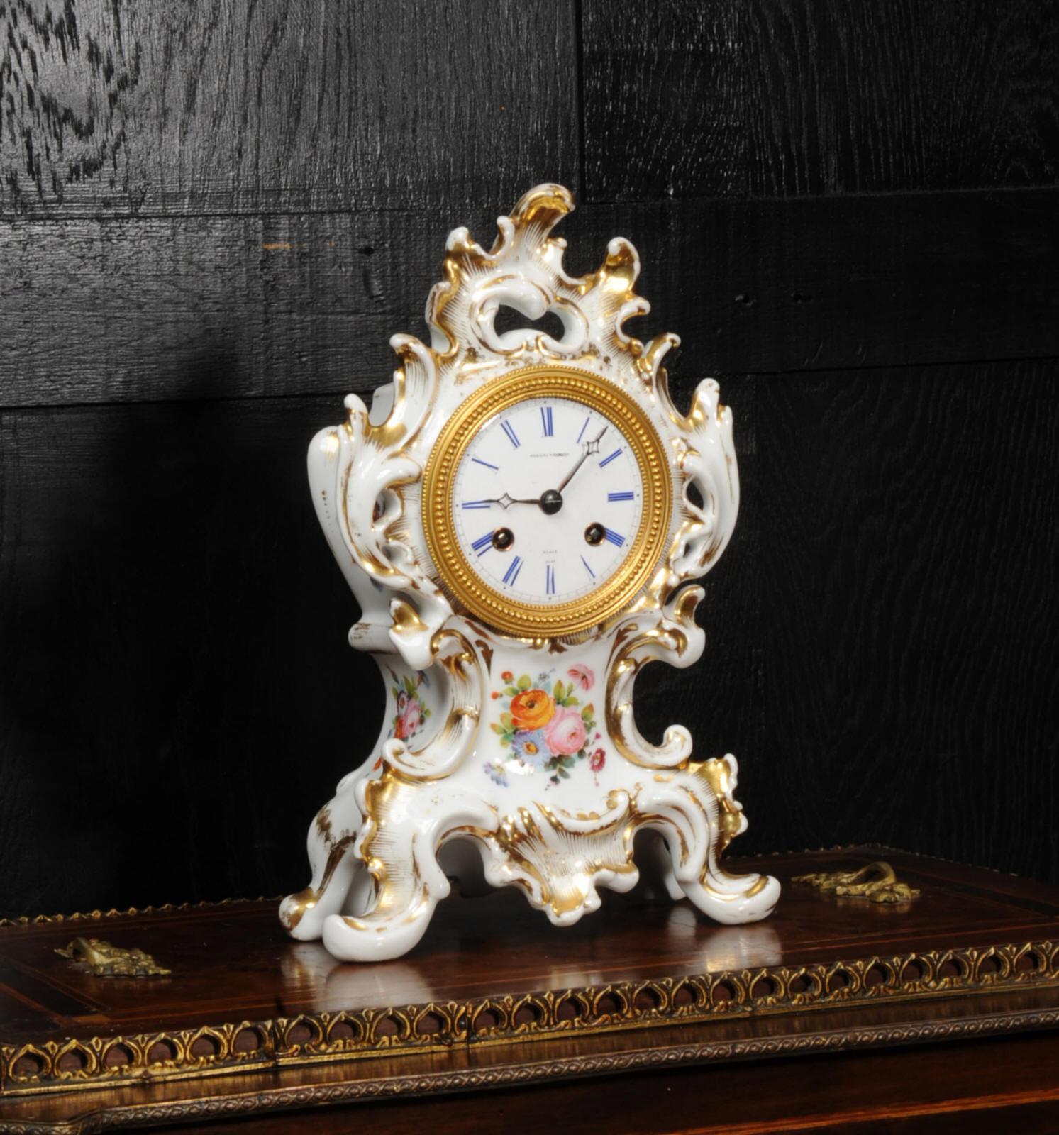XIXe siècle Ancienne horloge de boudoir en porcelaine rococo française en vente