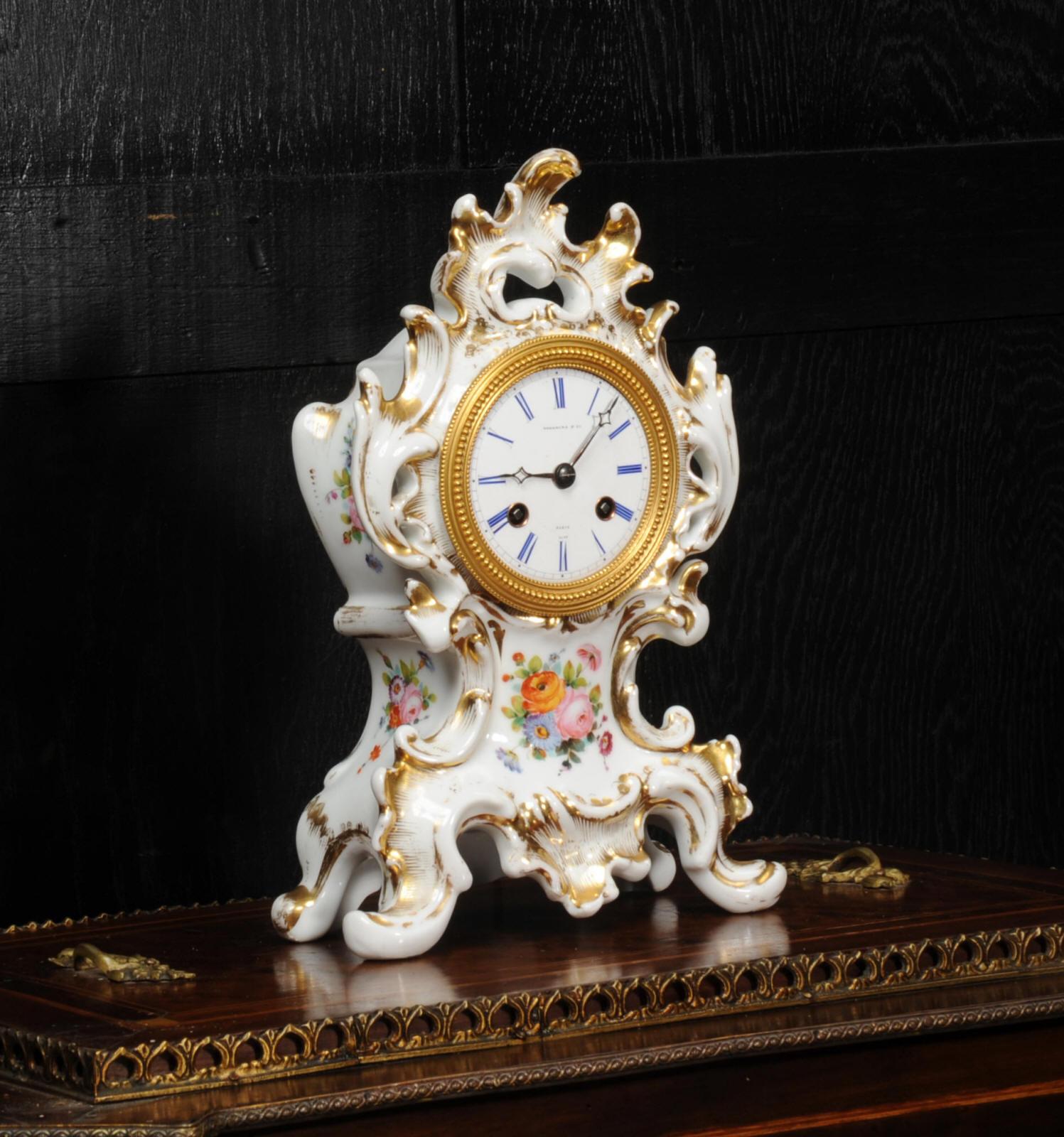 Frühe antike französische Boudoir-Uhr aus Rokoko-Porzellan im Angebot 1