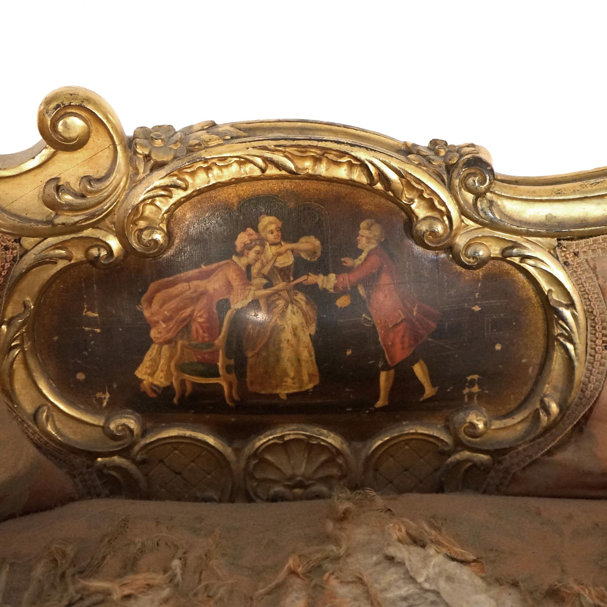 Un ancien canapé rococo français en demi-caméra avec un cadre en bois doré en forme de volute et de feuillage avec une réserve représentant une scène de cour à la Martine dans un décor de campagne, un cartouche sculpté sur un dossier à boutons, le
