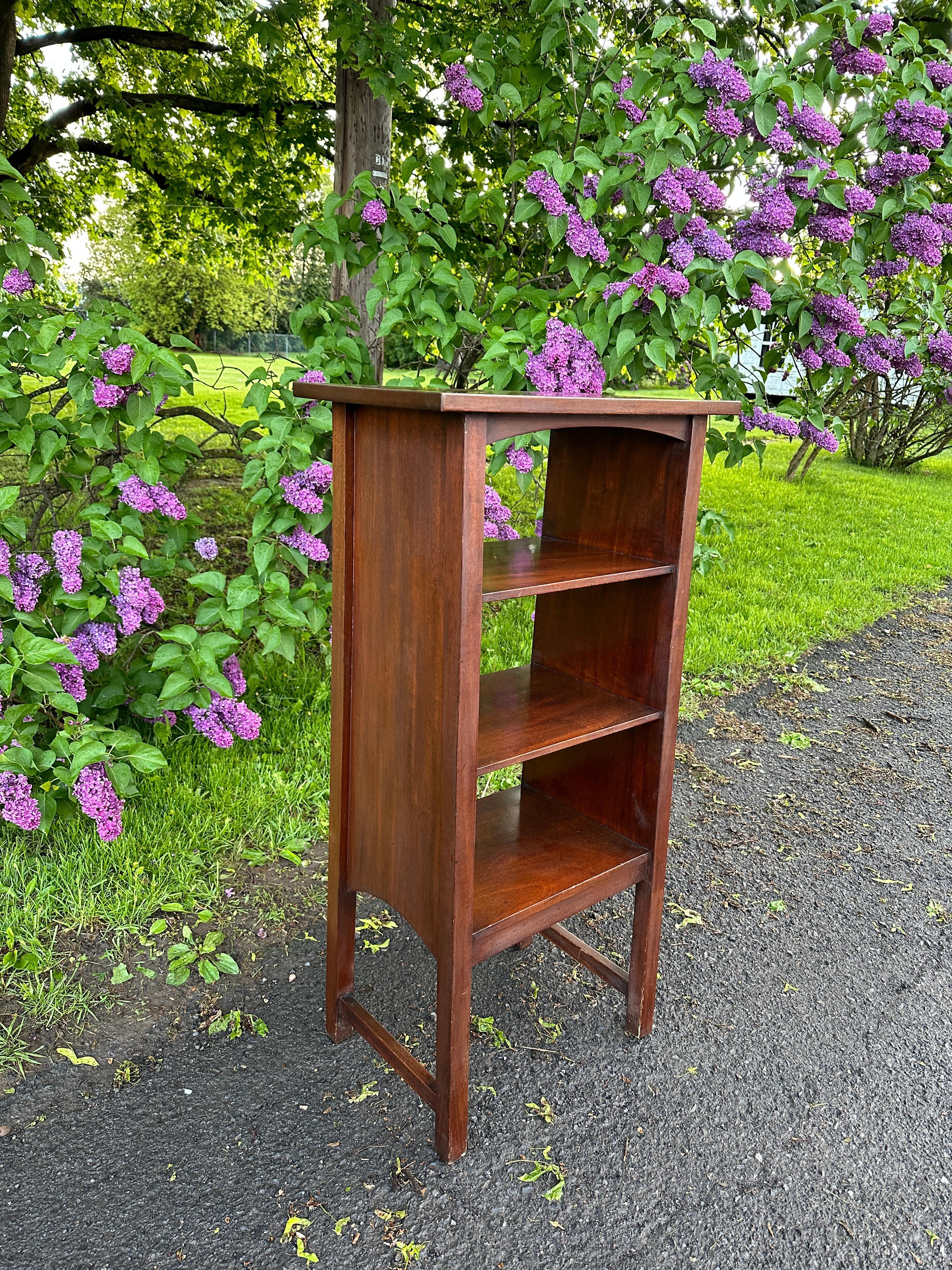 Si tratta di un portariviste Gustav Stickley in ottime condizioni.  Questo modello è stato realizzato nel 1904, all'inizio della carriera di Gustav Stickley.  Ha la sua etichetta di carta Eastwood. Realizzato in mogano, il tavolo non presenta