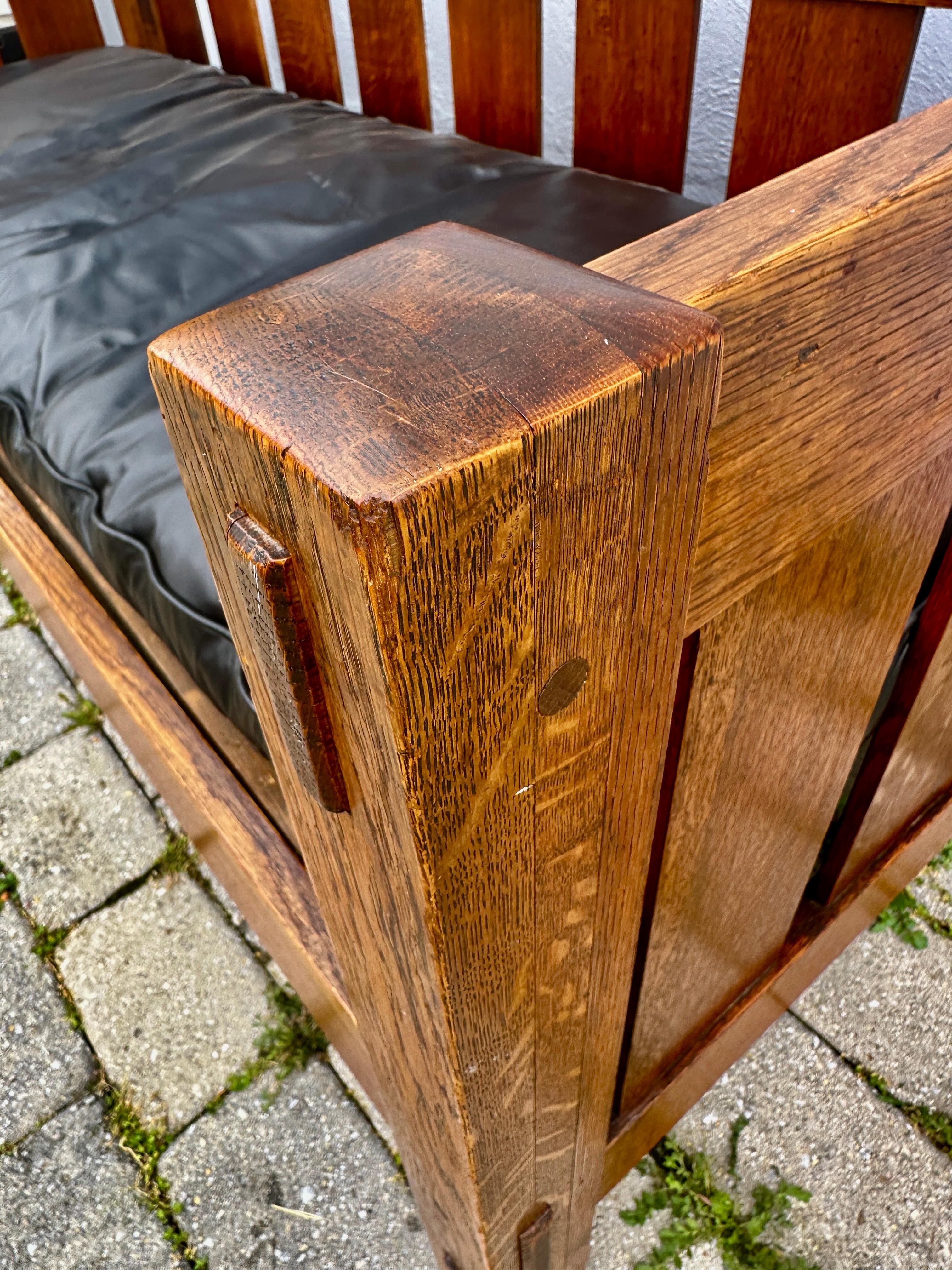 Frühe ANTIQUE GUSTAV STICKLEY    Modell 208 Settle - W7805 (Baumwolle) im Angebot
