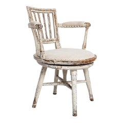 Fauteuil pivotant suédois ancien de style campagnard avec peinture blanche historique