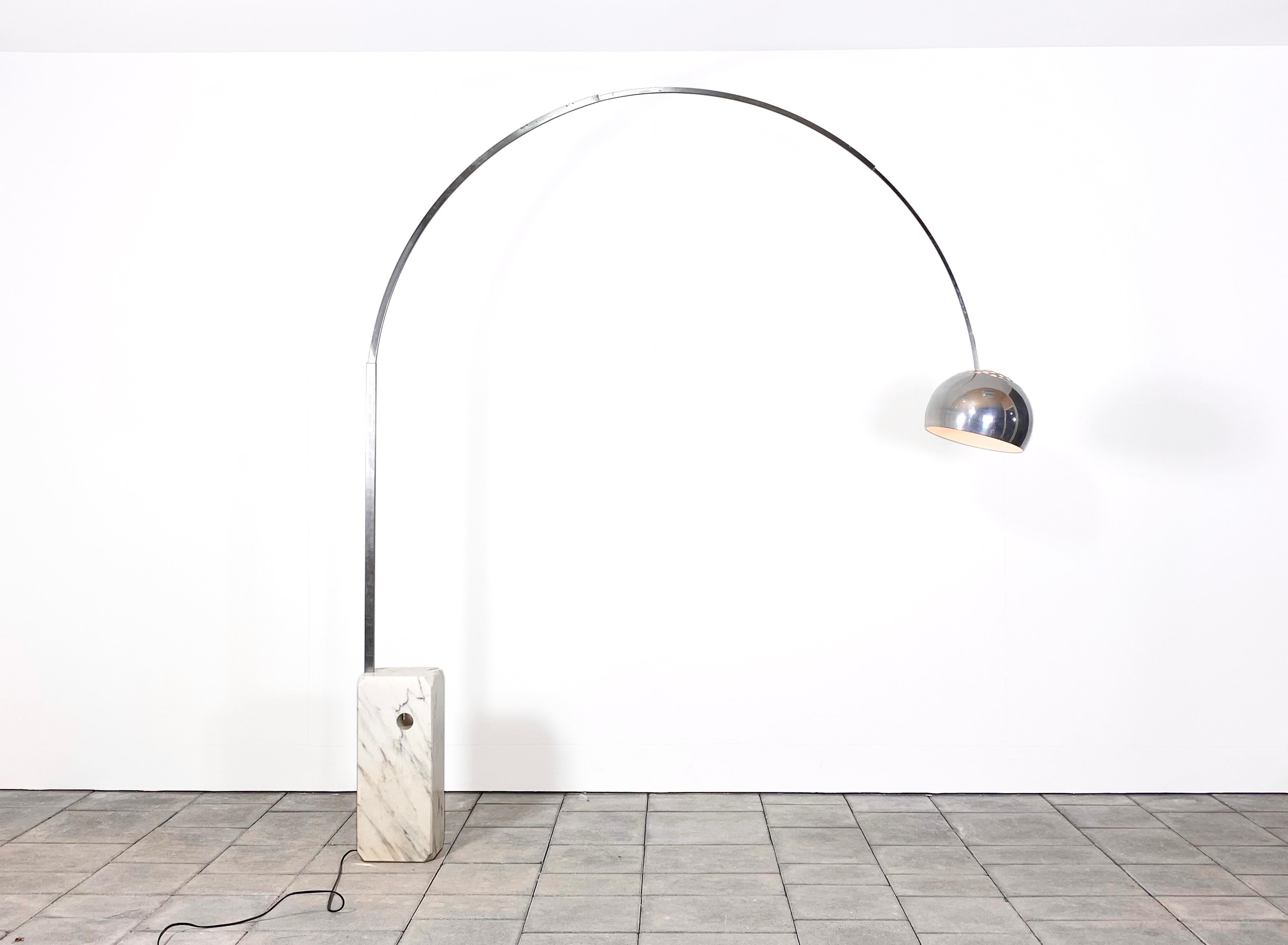 Arco Stehleuchte, entworfen von Achille & Pier Giacomo Castiglioni für Flos im Jahr 1962

hergestellt von Flos, Italien in den 1960er Jahren. Mit Herstellerbett auf der Innenseite des Lampenschirms.

Die berühmten italienischen Designer Achille und