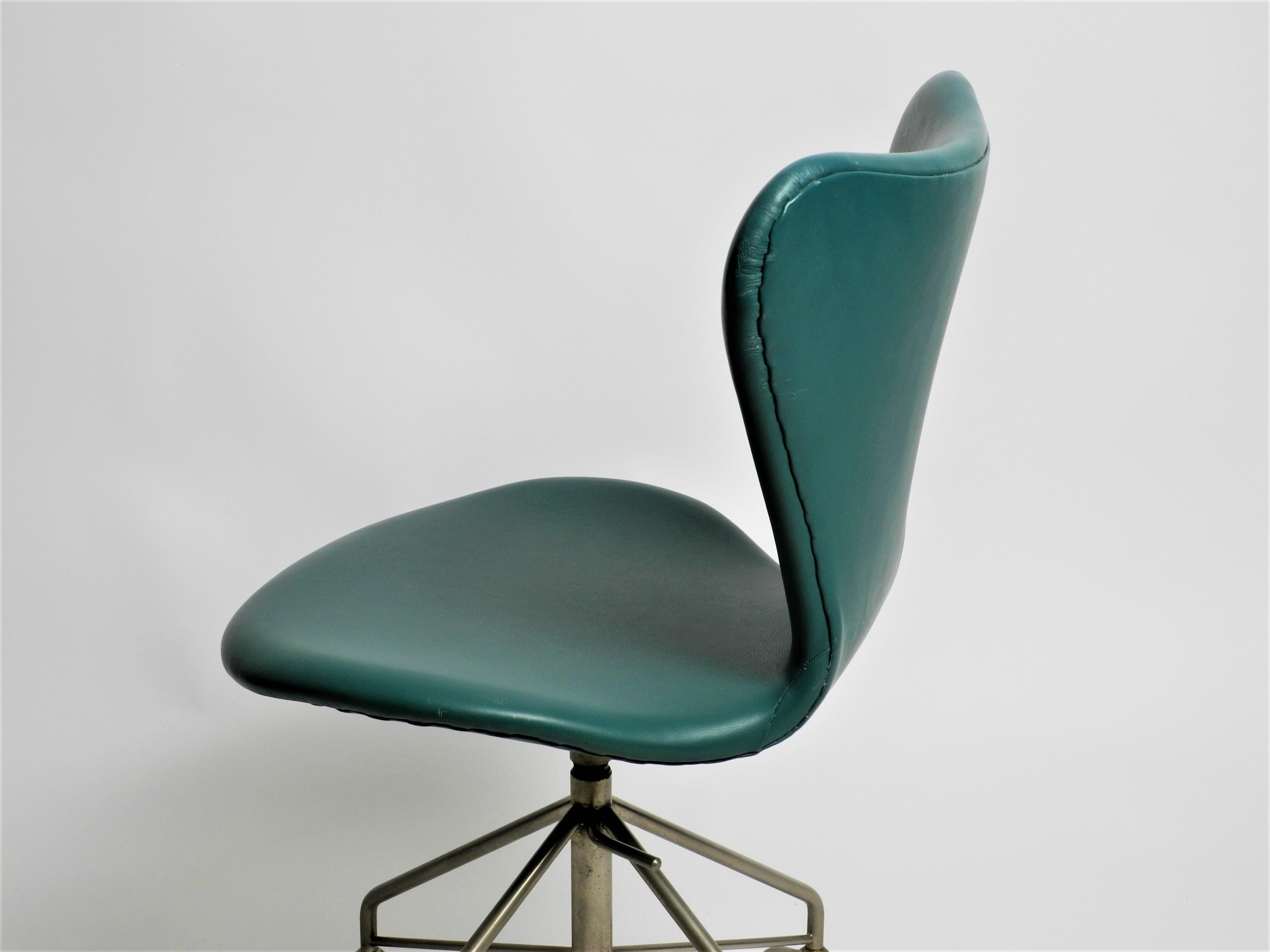 Early Arne Jacobsen 3117 Office Chair by Fritz Hansen Turqouise Faux Leather For Sale 3