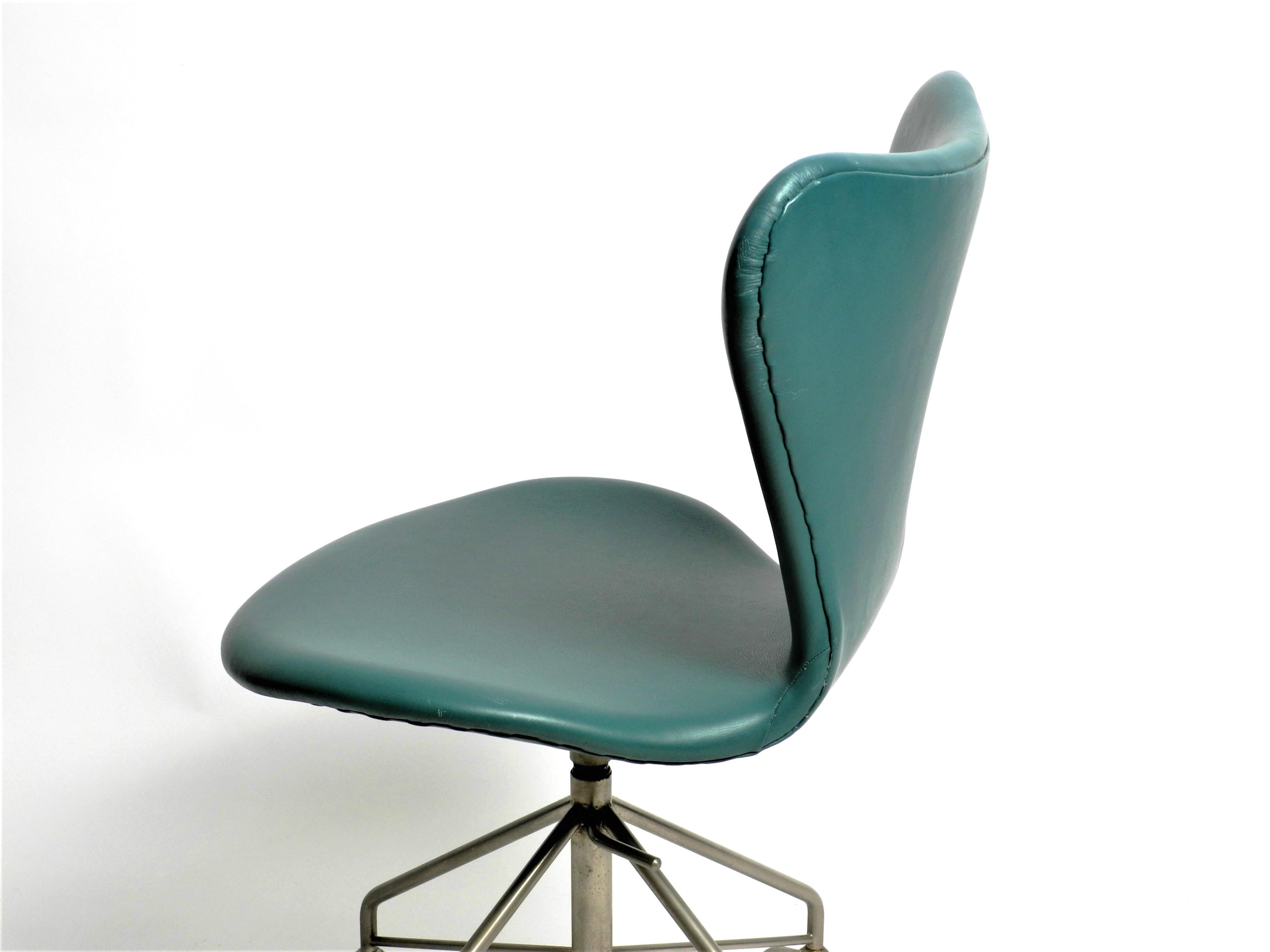 Früher Arne Jacobsen 3117 Bürostuhl von Fritz Hansen Turqouise Kunstleder im Angebot 3