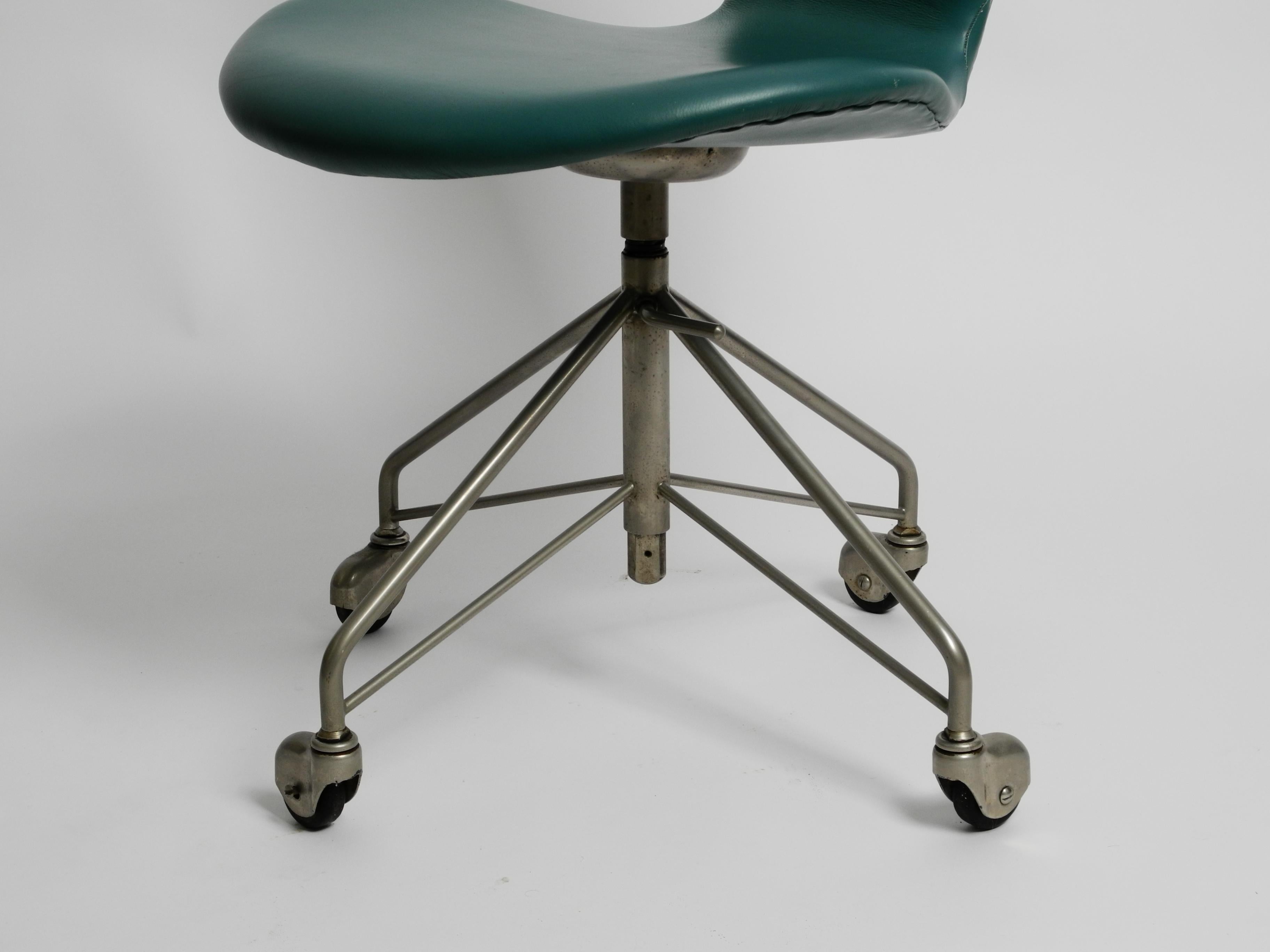 Chaise de bureau Arne Jacobsen 3117 de Fritz Hansen Turqouise Faux Cuir en vente 7
