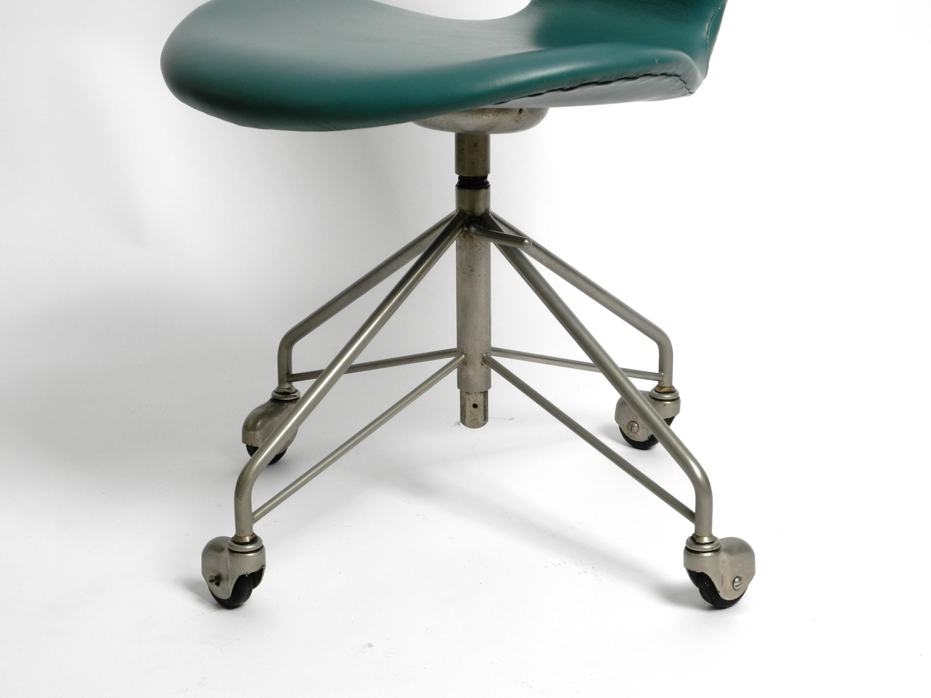 Früher Arne Jacobsen 3117 Bürostuhl von Fritz Hansen Turqouise Kunstleder im Angebot 7