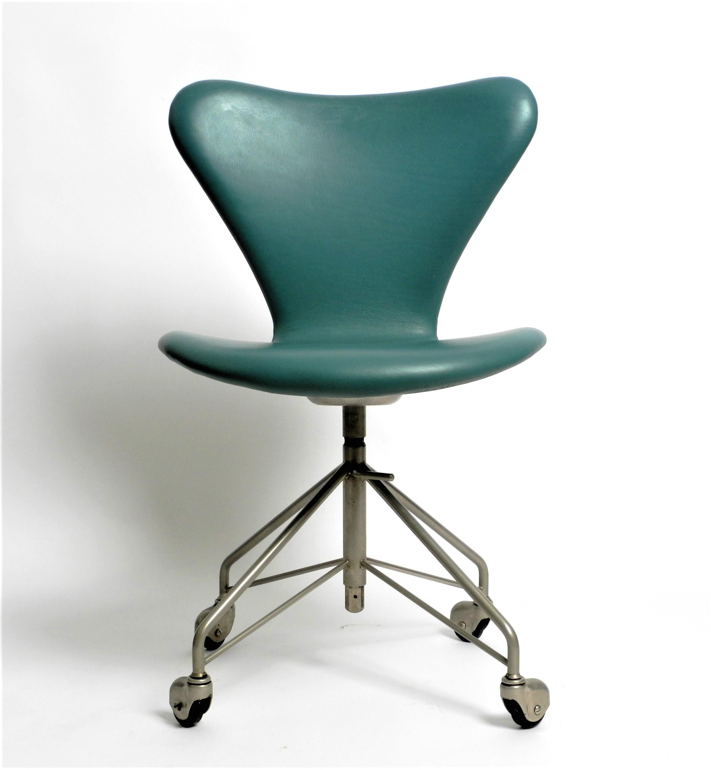 Frühes Mid-Century Modern Bürostuhl Modell 3117 mit der seltenen vier Rollen Basis und höhenverstellbar. Entworfen von Arne Jacobsen für Fritz Hansen. Produziert um 1960.

Ausgeführt in türkisfarbenem Vinyl und verchromtem