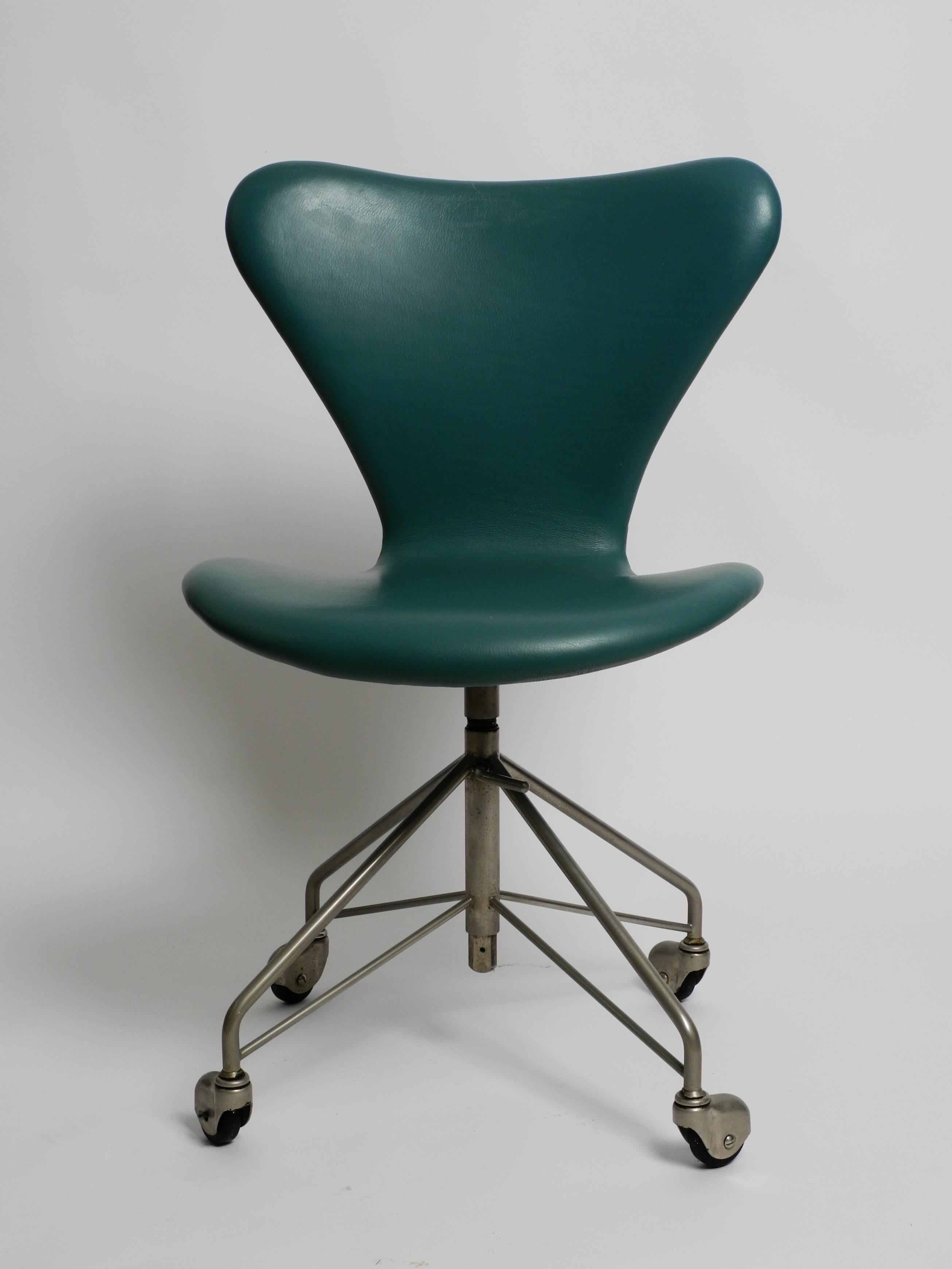 Mid-Century Modern Early Arne Jacobsen 3117 Office Chair by Fritz Hansen Turqouise Faux Leather For Sale