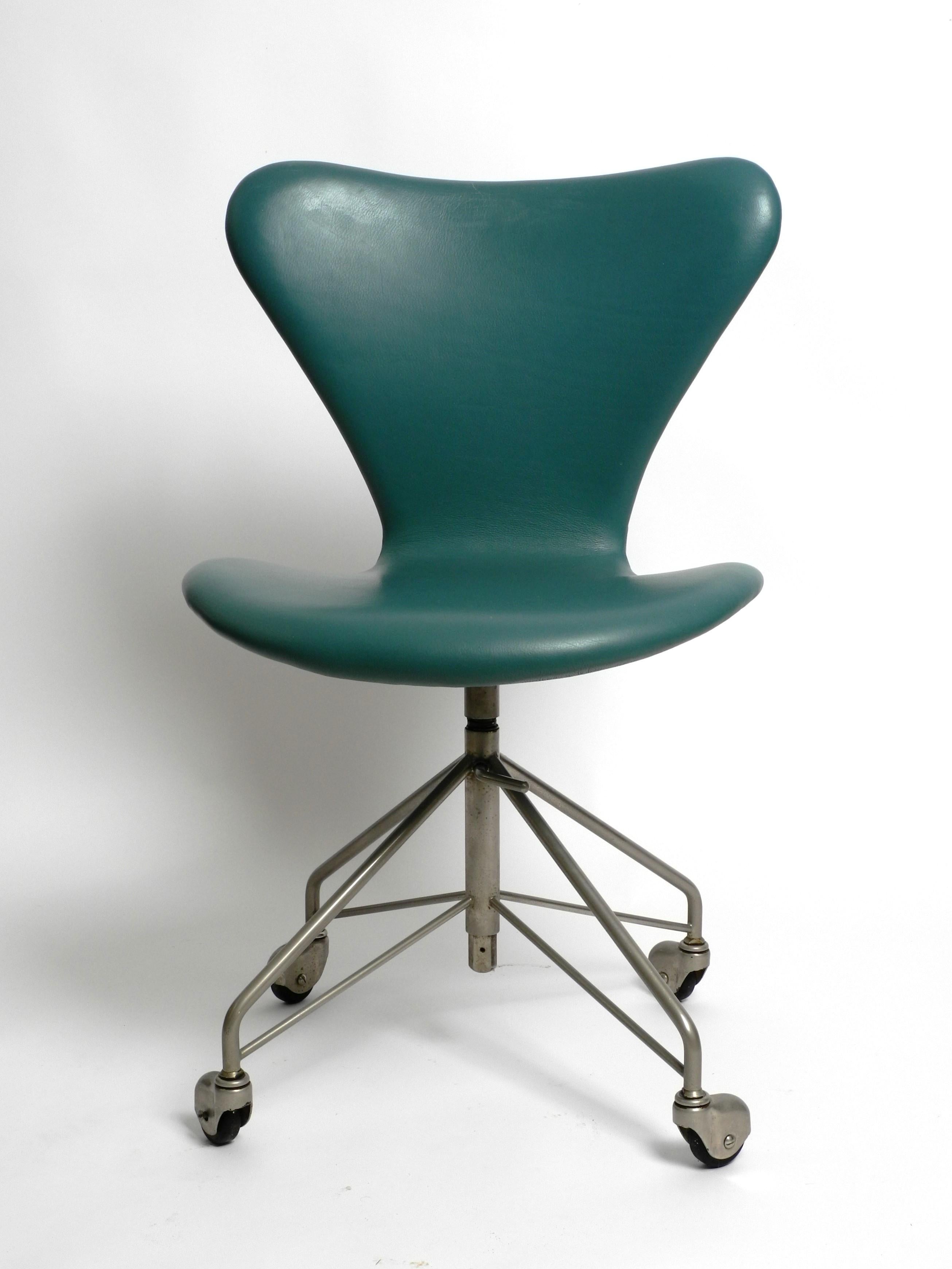 Früher Arne Jacobsen 3117 Bürostuhl von Fritz Hansen Turqouise Kunstleder (Moderne der Mitte des Jahrhunderts) im Angebot