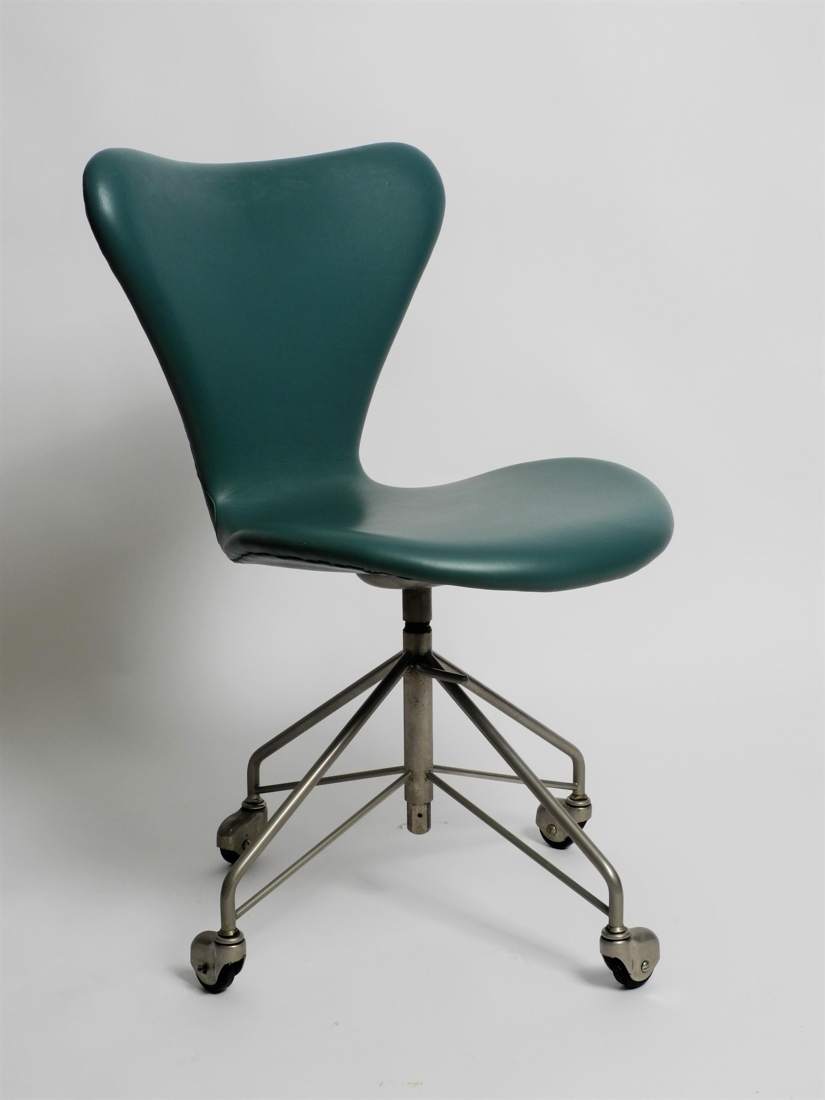 Danish Early Arne Jacobsen 3117 Office Chair by Fritz Hansen Turqouise Faux Leather For Sale