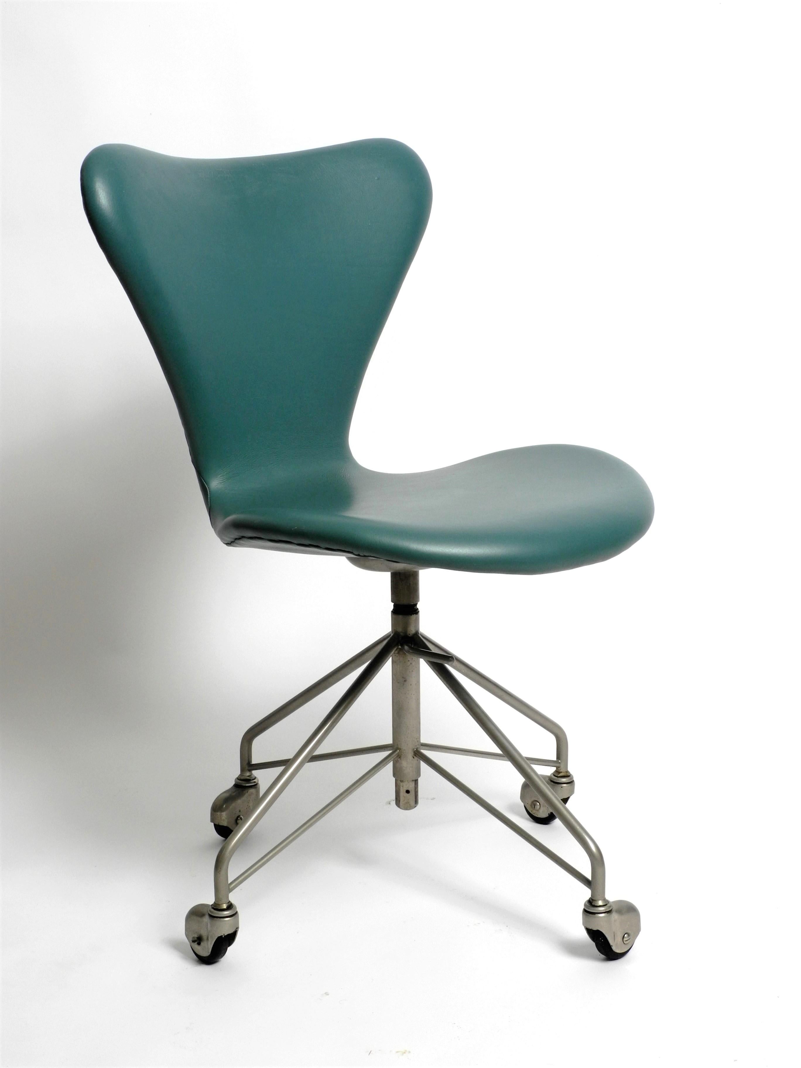 Früher Arne Jacobsen 3117 Bürostuhl von Fritz Hansen Turqouise Kunstleder (Dänisch) im Angebot