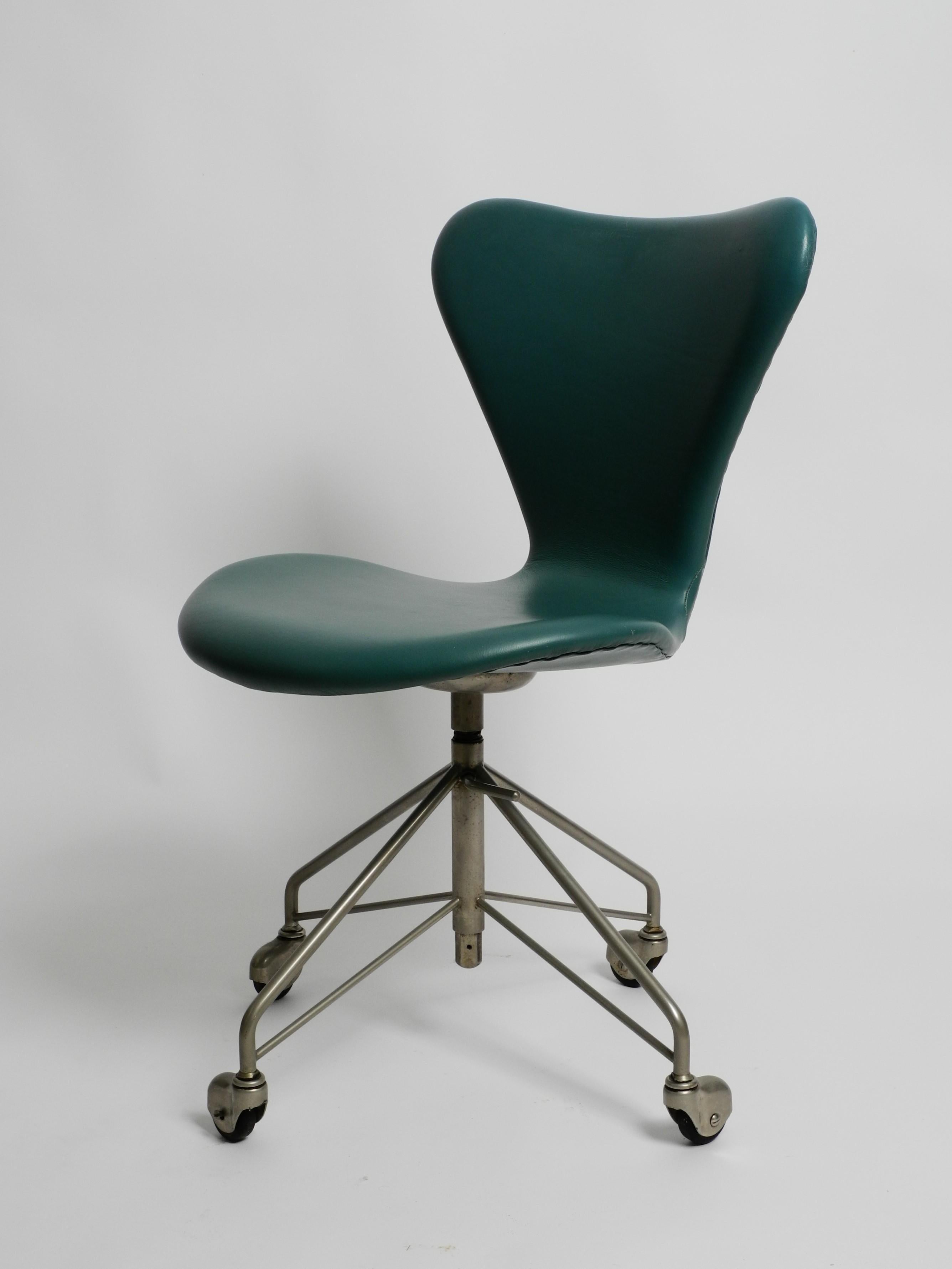 Early Arne Jacobsen 3117 Office Chair by Fritz Hansen Turqouise Faux Leather In Good Condition For Sale In München, BY