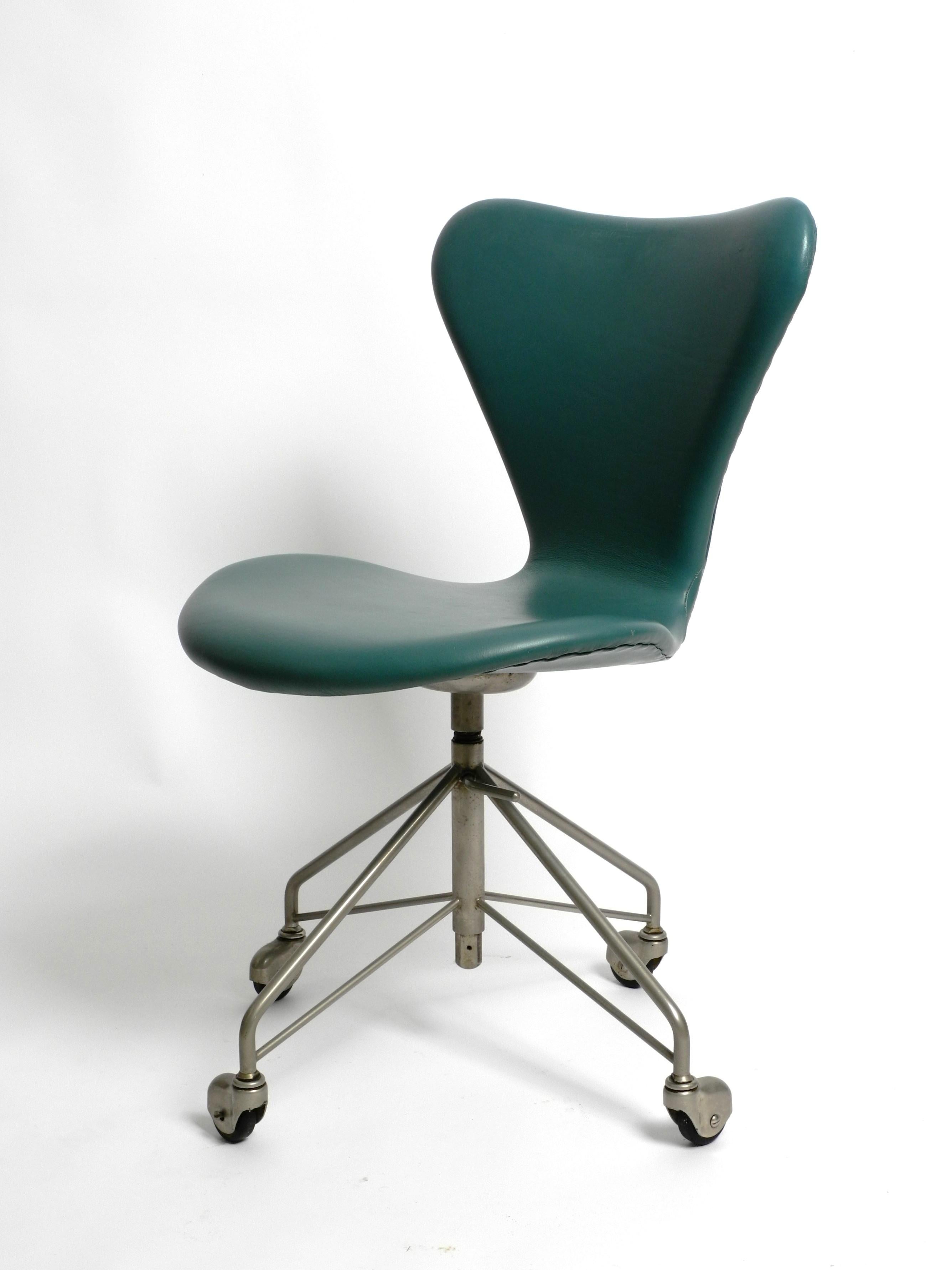 Früher Arne Jacobsen 3117 Bürostuhl von Fritz Hansen Turqouise Kunstleder im Zustand „Gut“ im Angebot in München, BY