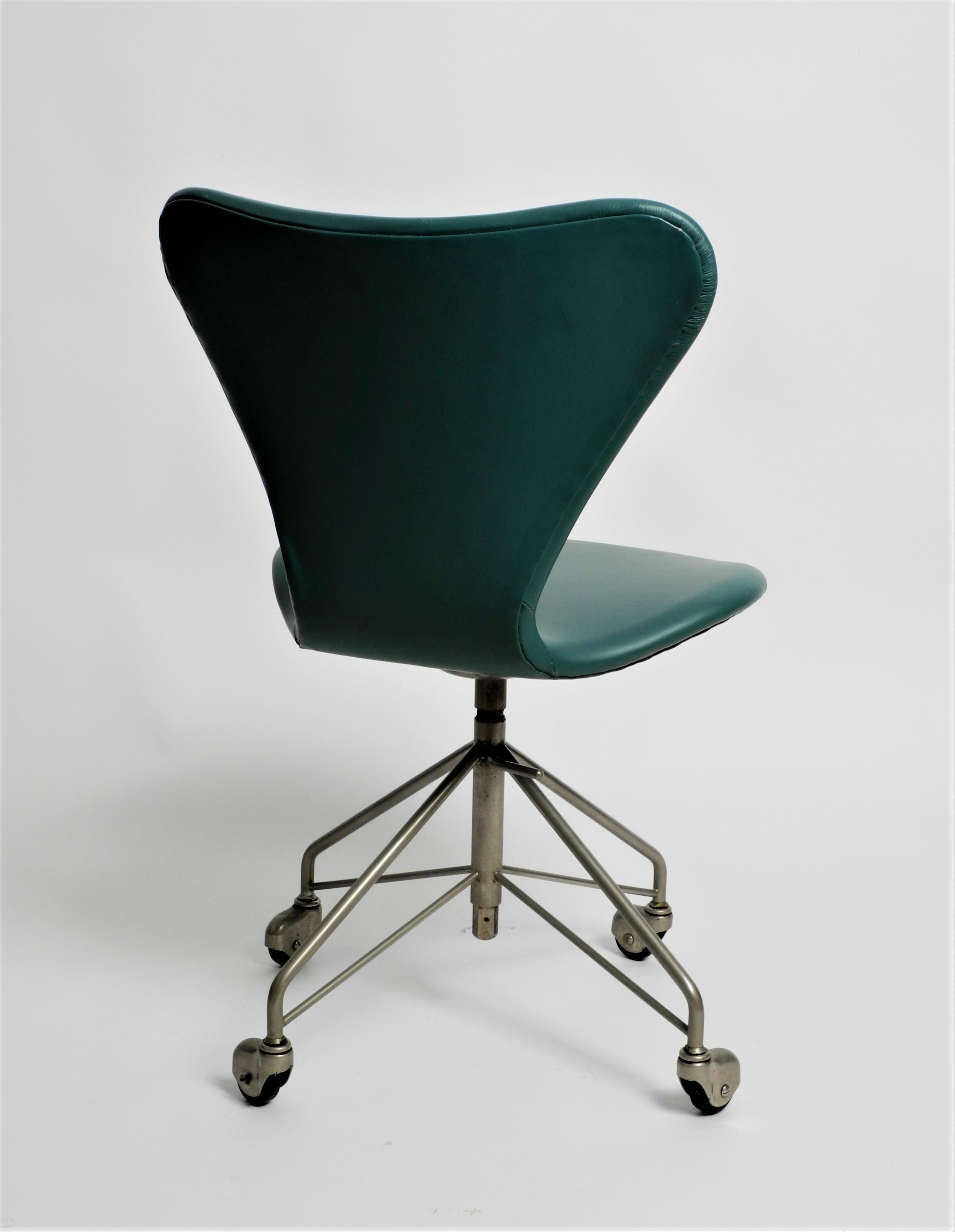 20th Century Early Arne Jacobsen 3117 Office Chair by Fritz Hansen Turqouise Faux Leather For Sale