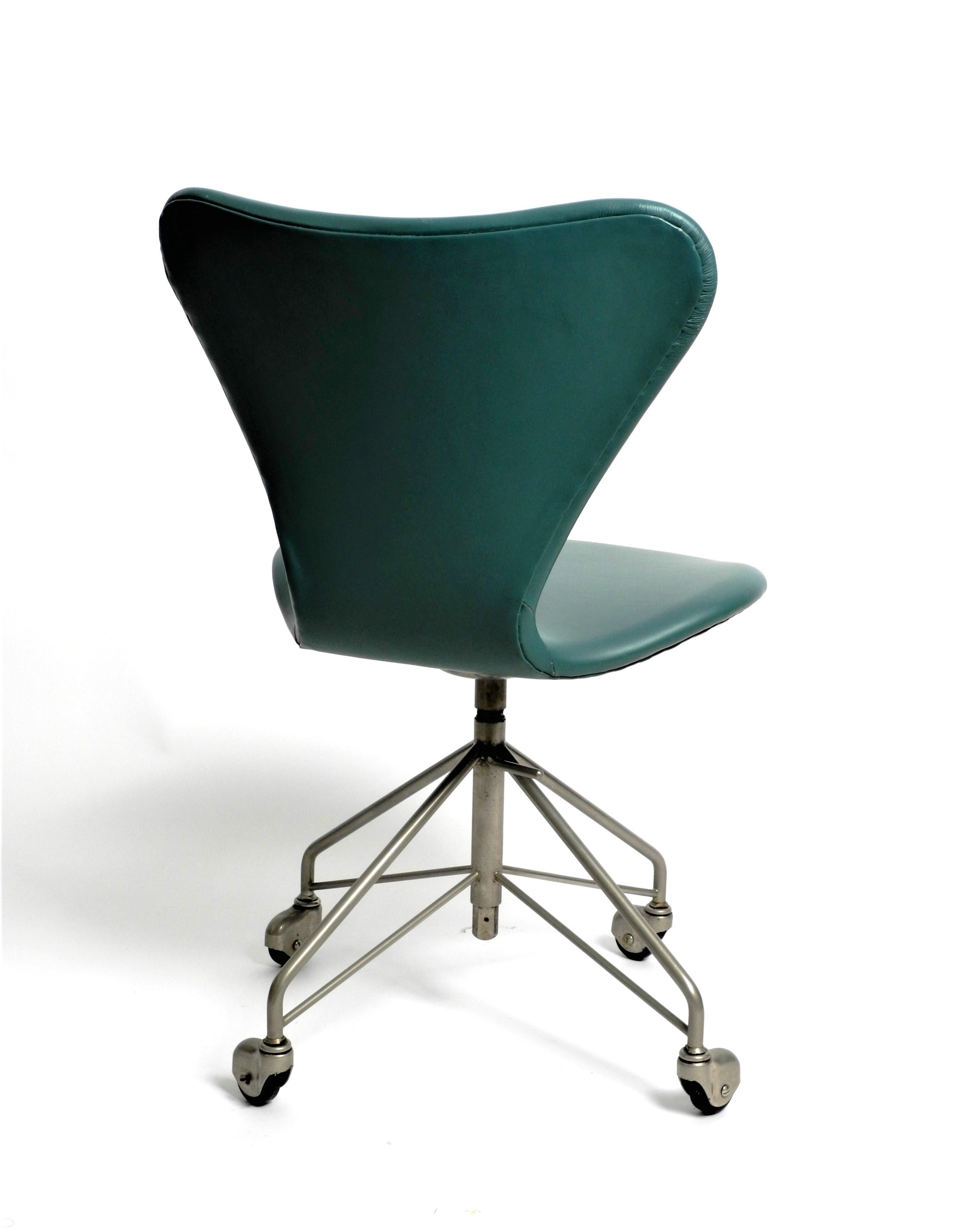 Früher Arne Jacobsen 3117 Bürostuhl von Fritz Hansen Turqouise Kunstleder (20. Jahrhundert) im Angebot