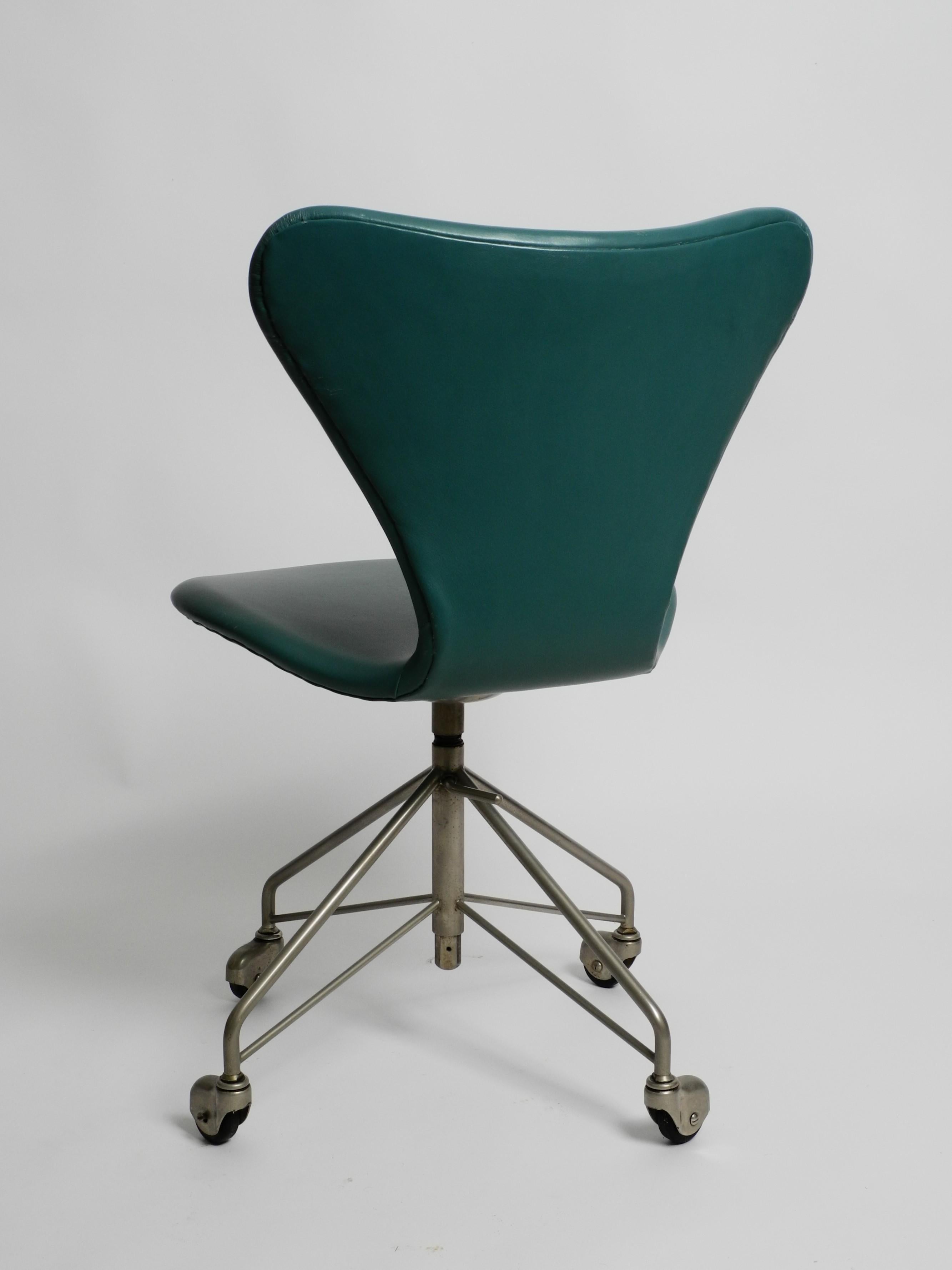 Acier Chaise de bureau Arne Jacobsen 3117 de Fritz Hansen Turqouise Faux Cuir en vente